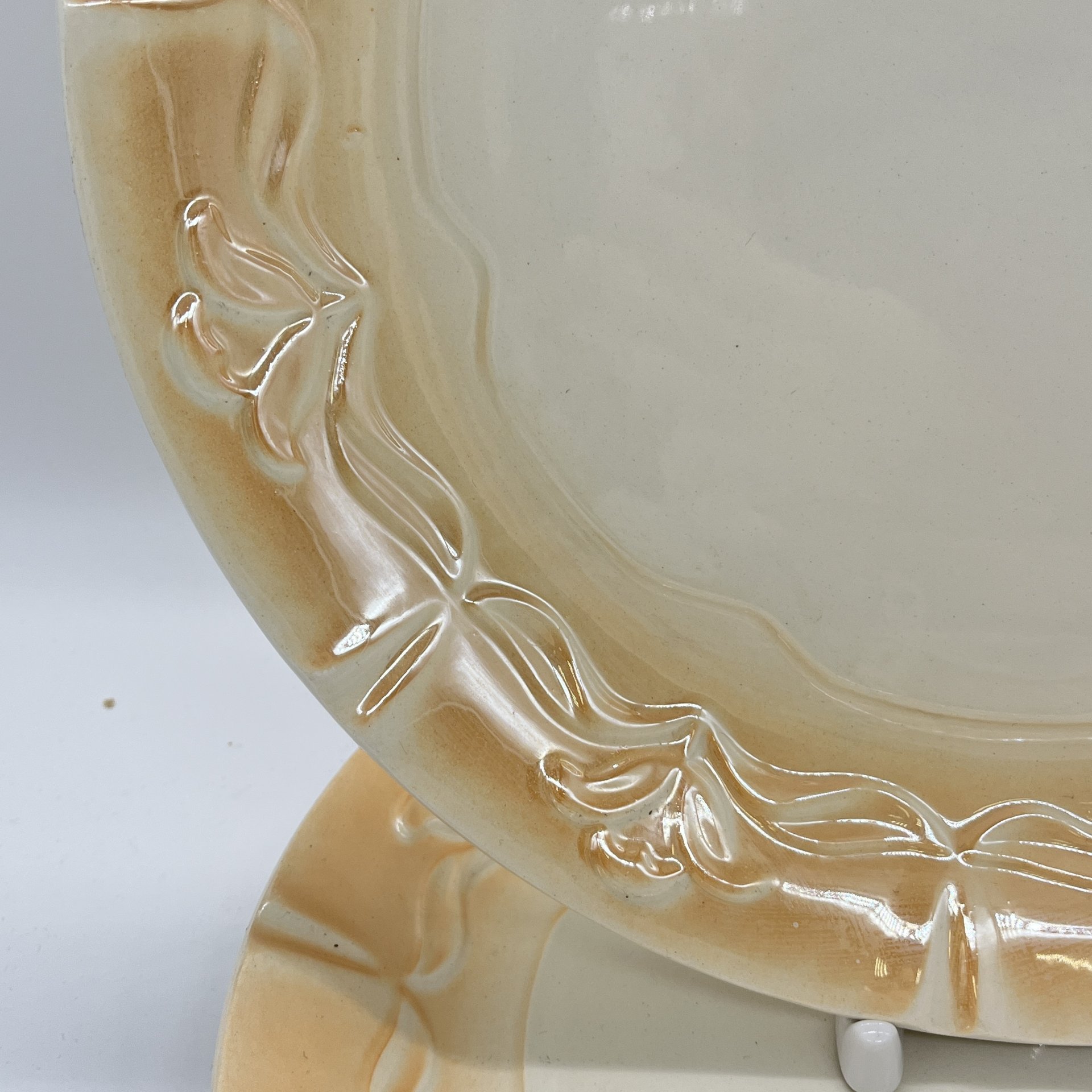 Два сервировочных блюда с объемным цветочным декором, фаянс, аэрография, Будянский фаянсовый завод «Серп и молот», СССР, 1967-1991 гг.