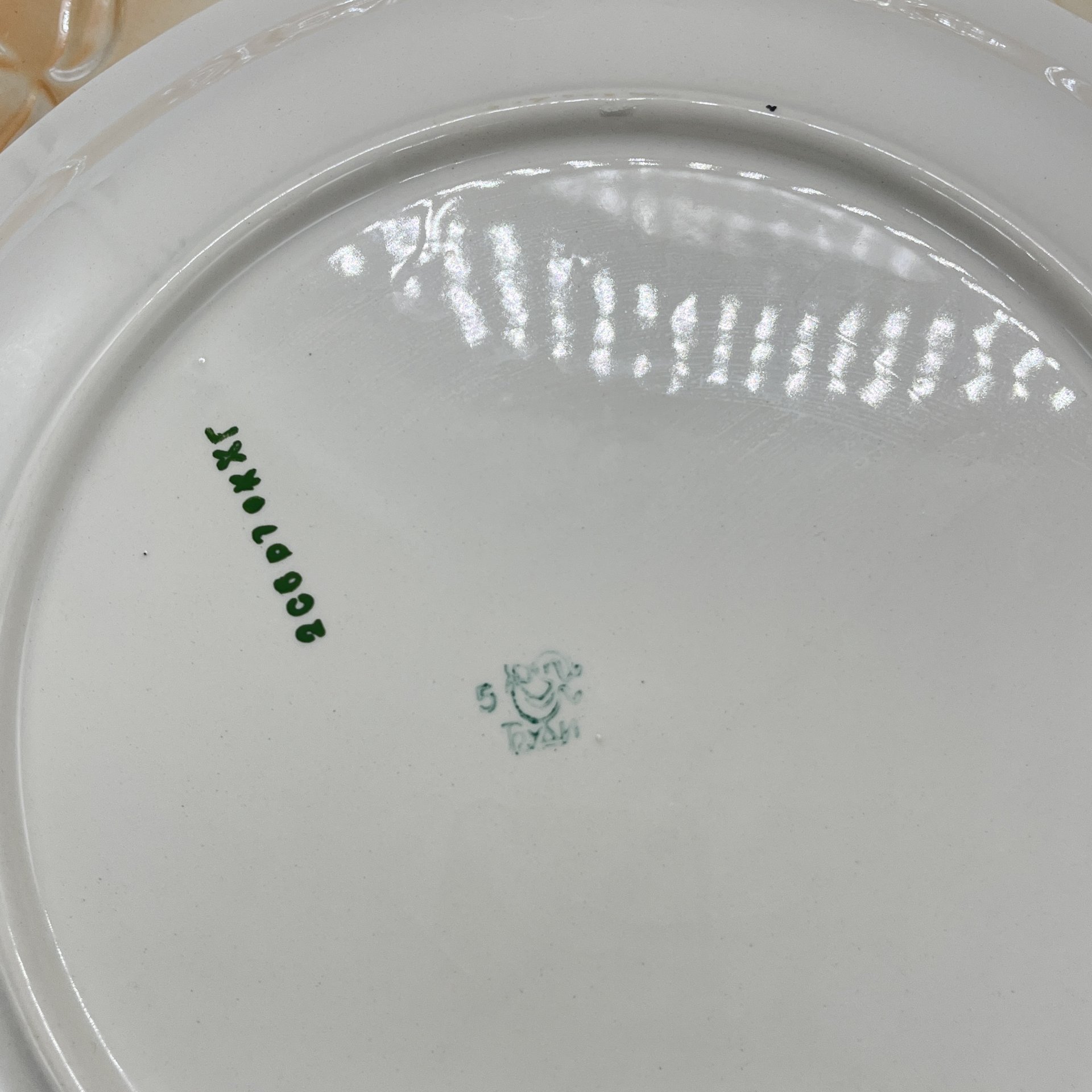 Два сервировочных блюда с объемным цветочным декором, фаянс, аэрография, Будянский фаянсовый завод «Серп и молот», СССР, 1967-1991 гг.