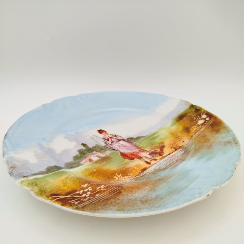 Тарелка декоративная с изображением девушки на рыбалке, Leon Sazerat, фарфор, деколь, роспись, Limoges, Франция, 1890-1906 гг.