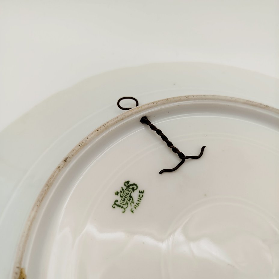 Тарелка декоративная с изображением девушки на рыбалке, Leon Sazerat, фарфор, деколь, роспись, Limoges, Франция, 1890-1906 гг.