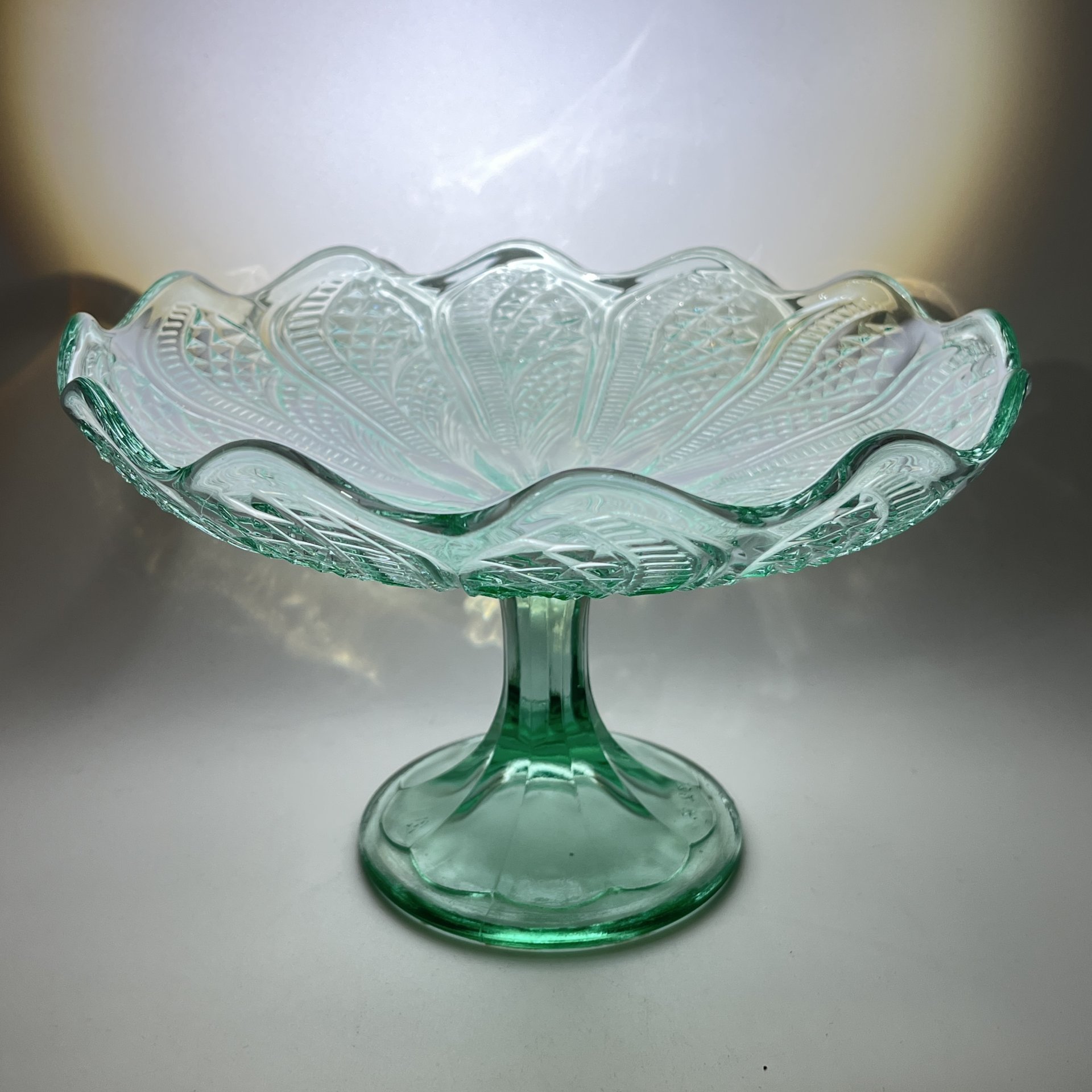 Фруктовница  зеленого оттенка с рельефным декором, Львовское СПО «Радуга», стекло, пресс, СССР, 1950-1970 гг.