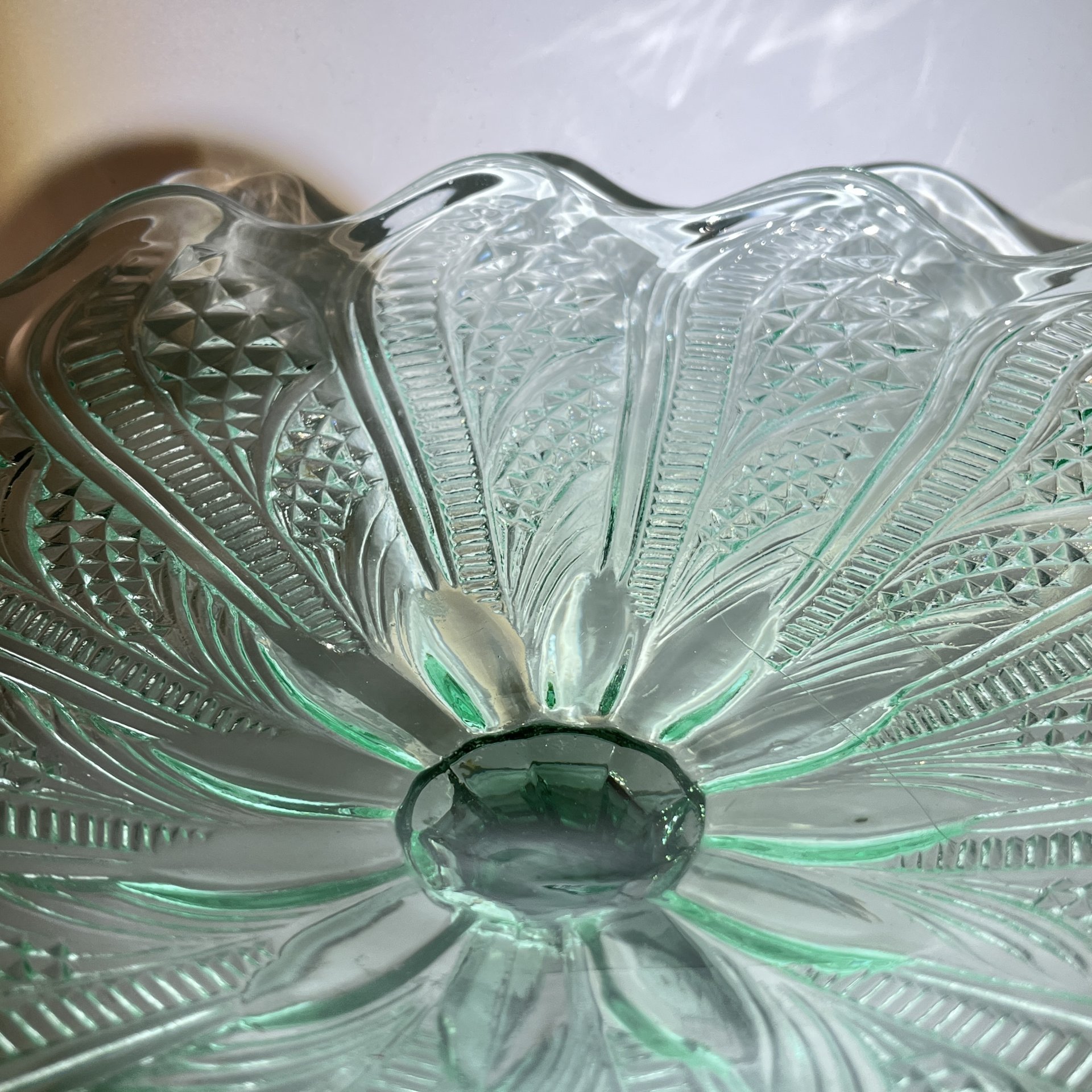 Фруктовница  зеленого оттенка с рельефным декором, Львовское СПО «Радуга», стекло, пресс, СССР, 1950-1970 гг.