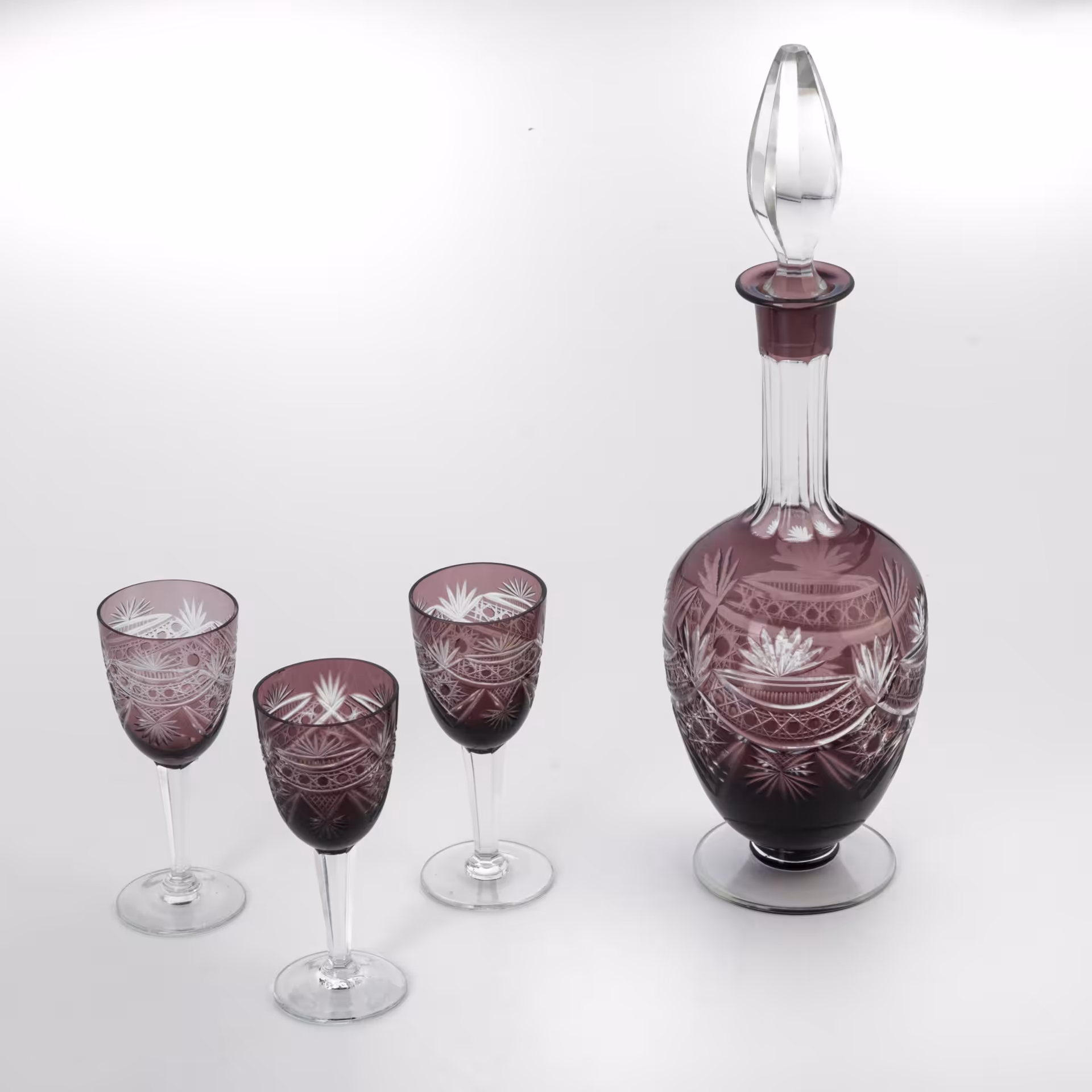 Набор для крепких напитков, украшенный геометрическим декором (графин и три рюмки), Дятьковский хрустальный завод
