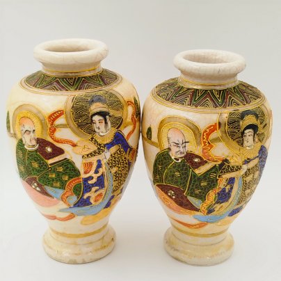Парные вазы с изображением сцен "Архаты", Сацума (薩摩, Satsuma), фаянс, роспись, золочение, Япония, 1940-1960 гг.