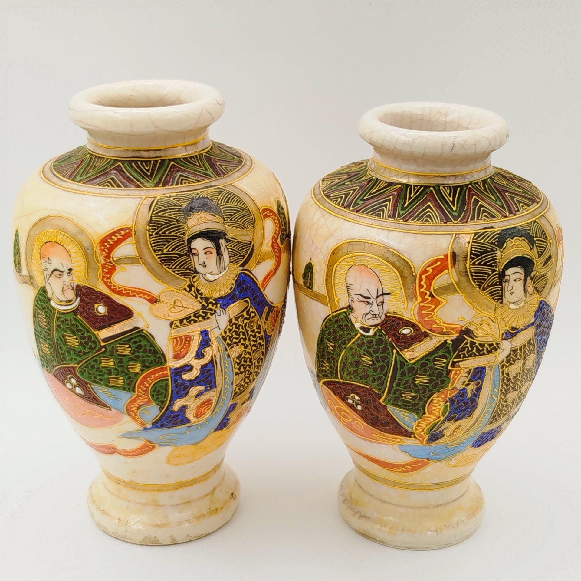 Парные вазы с изображением сцен "Архаты", Сацума (薩摩, Satsuma), фаянс, роспись, золочение, Япония, 1940-1960 гг.