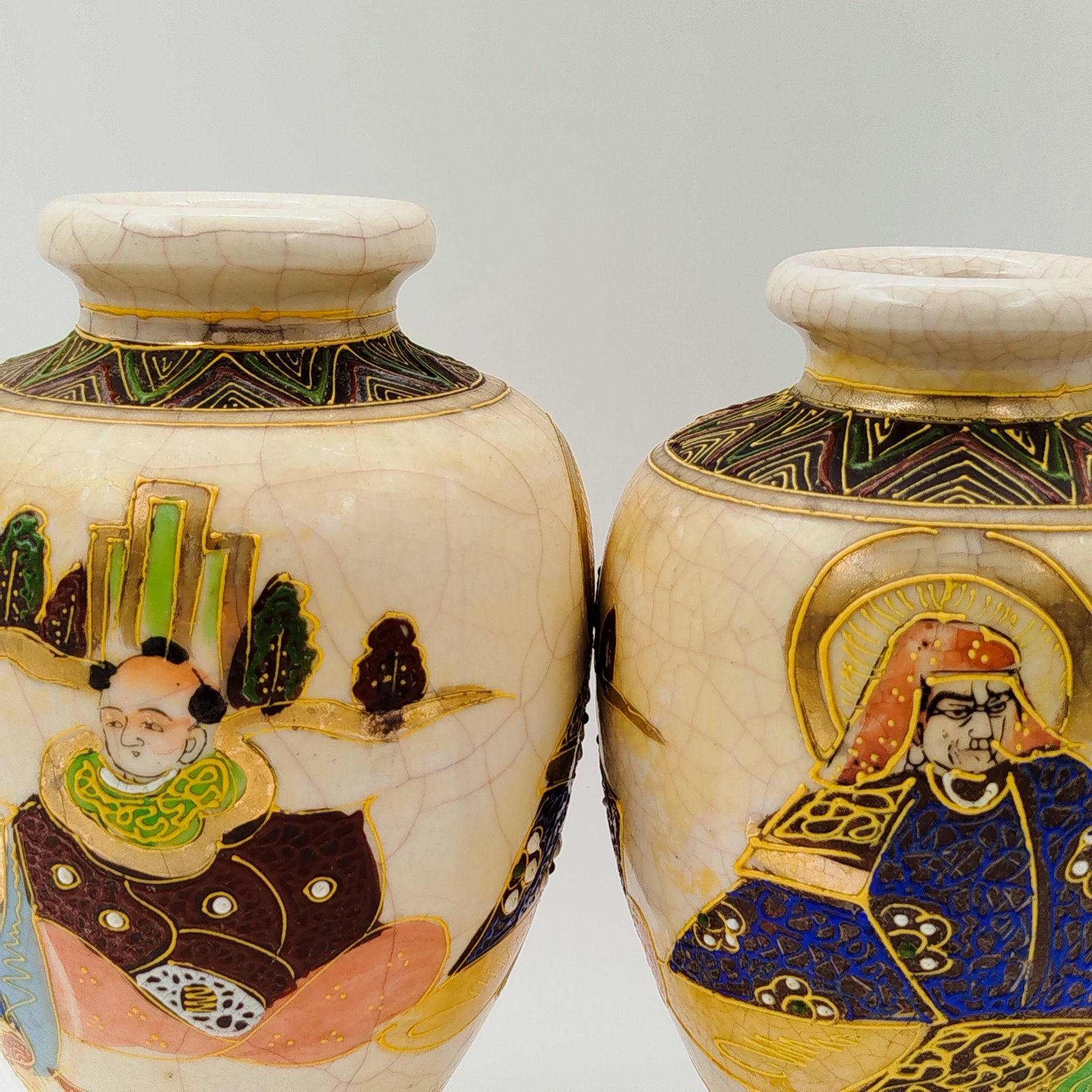 Парные вазы с изображением сцен "Архаты", Сацума (薩摩, Satsuma), фаянс, роспись, золочение, Япония, 1940-1960 гг.