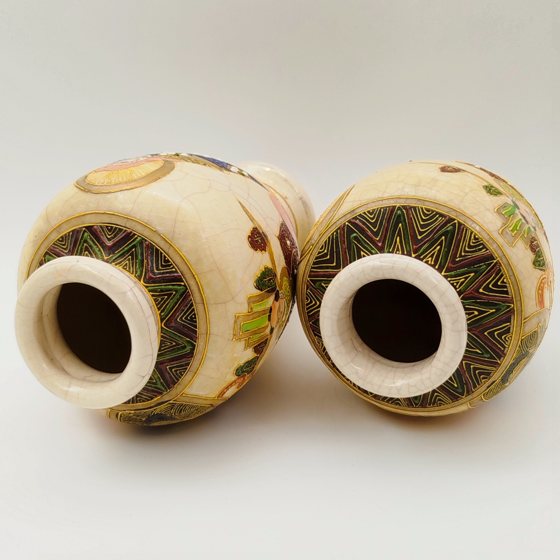 Парные вазы с изображением сцен "Архаты", Сацума (薩摩, Satsuma), фаянс, роспись, золочение, Япония, 1940-1960 гг.