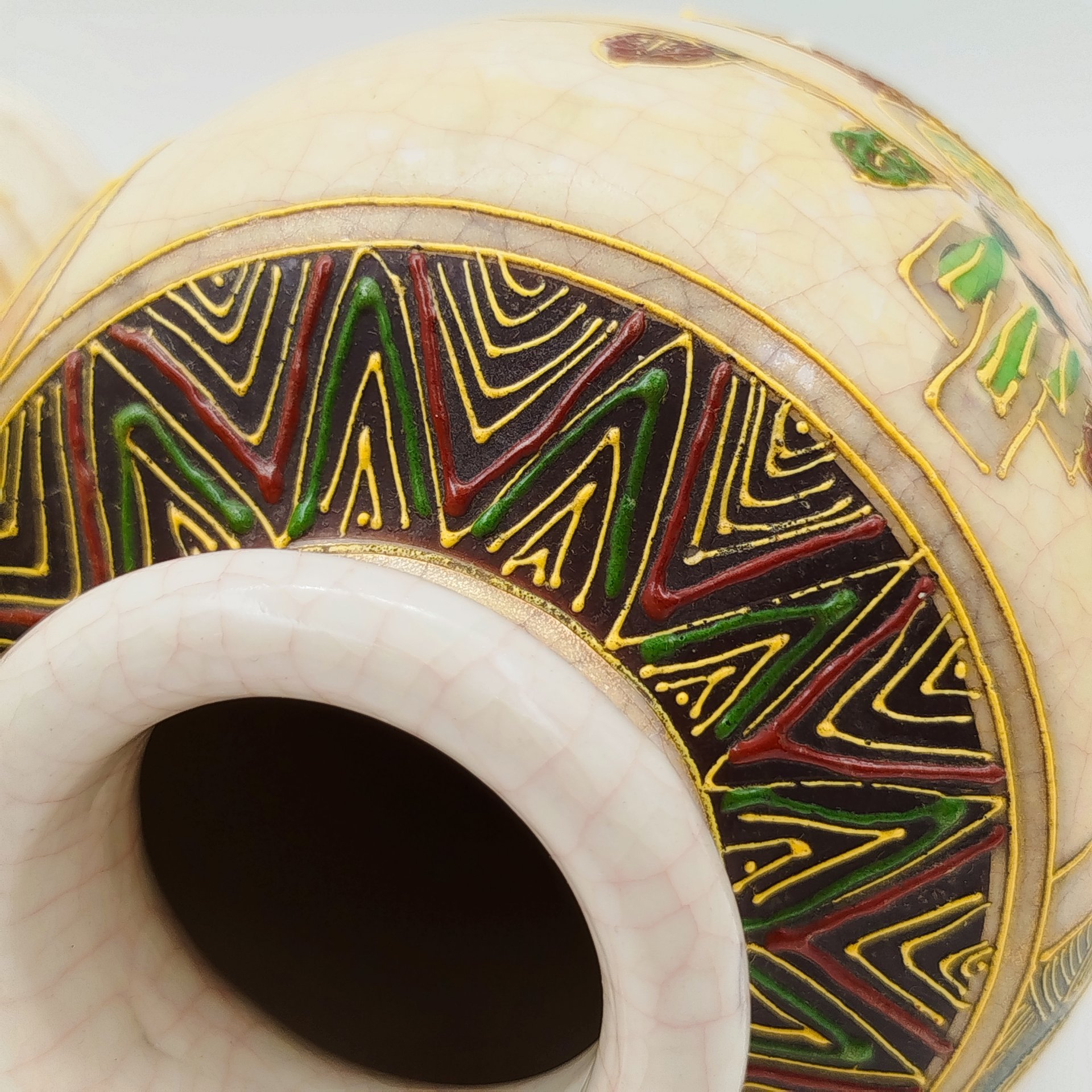 Парные вазы с изображением сцен "Архаты", Сацума (薩摩, Satsuma), фаянс, роспись, золочение, Япония, 1940-1960 гг.