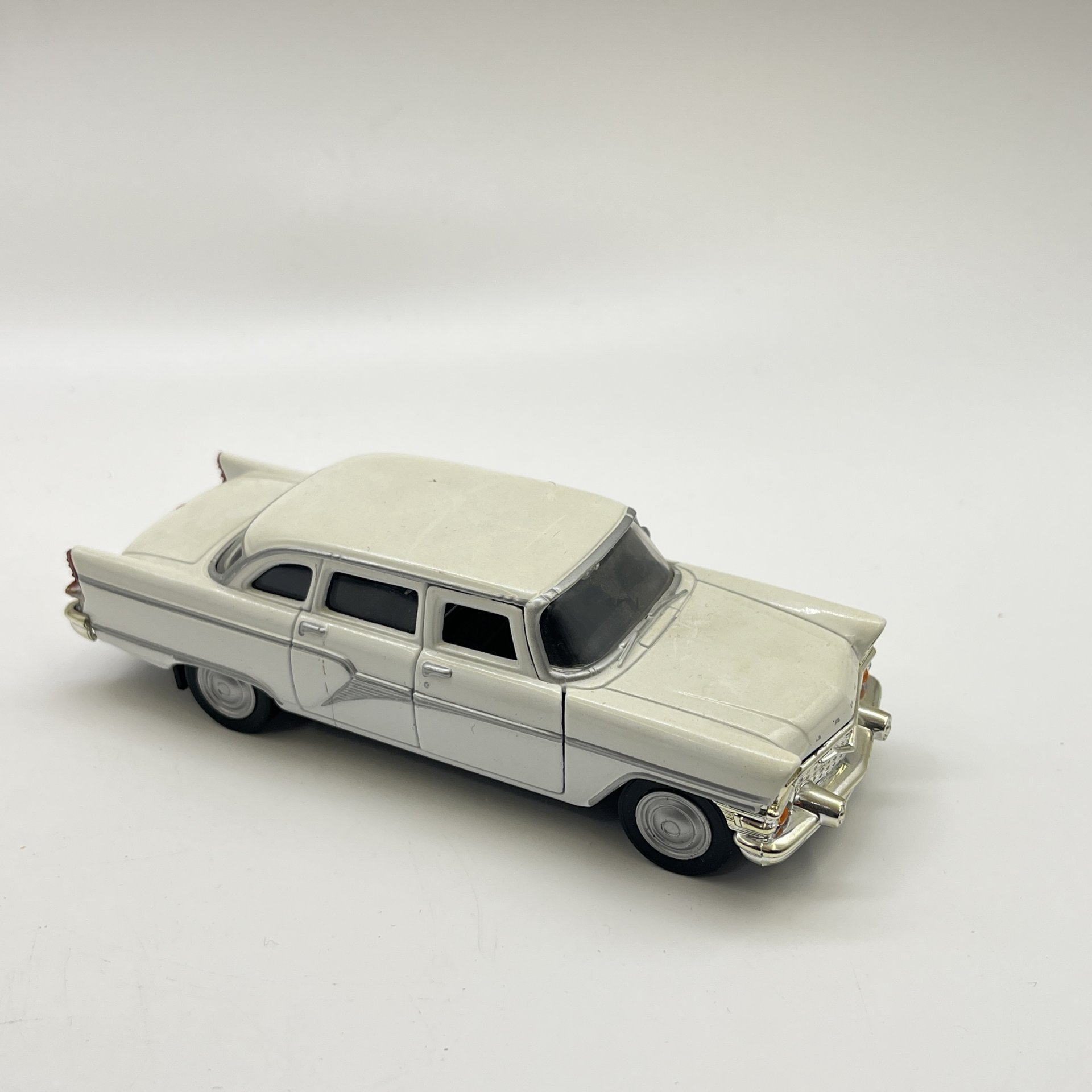 Модель автомобиля ГАЗ-13 "Чайка" Autotime Collection