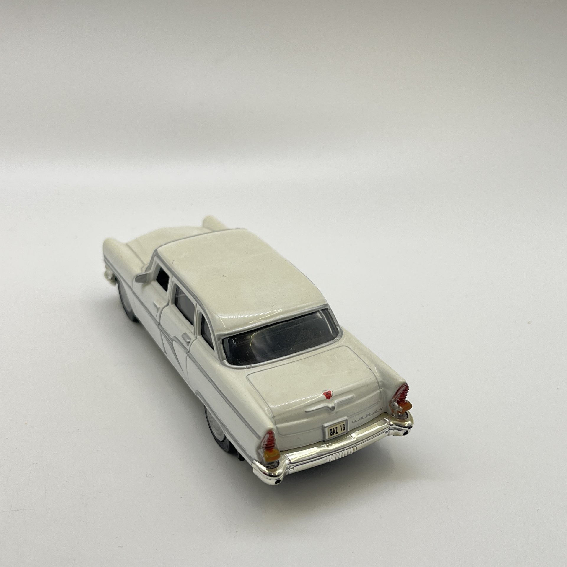 Модель автомобиля ГАЗ-13 "Чайка" Autotime Collection