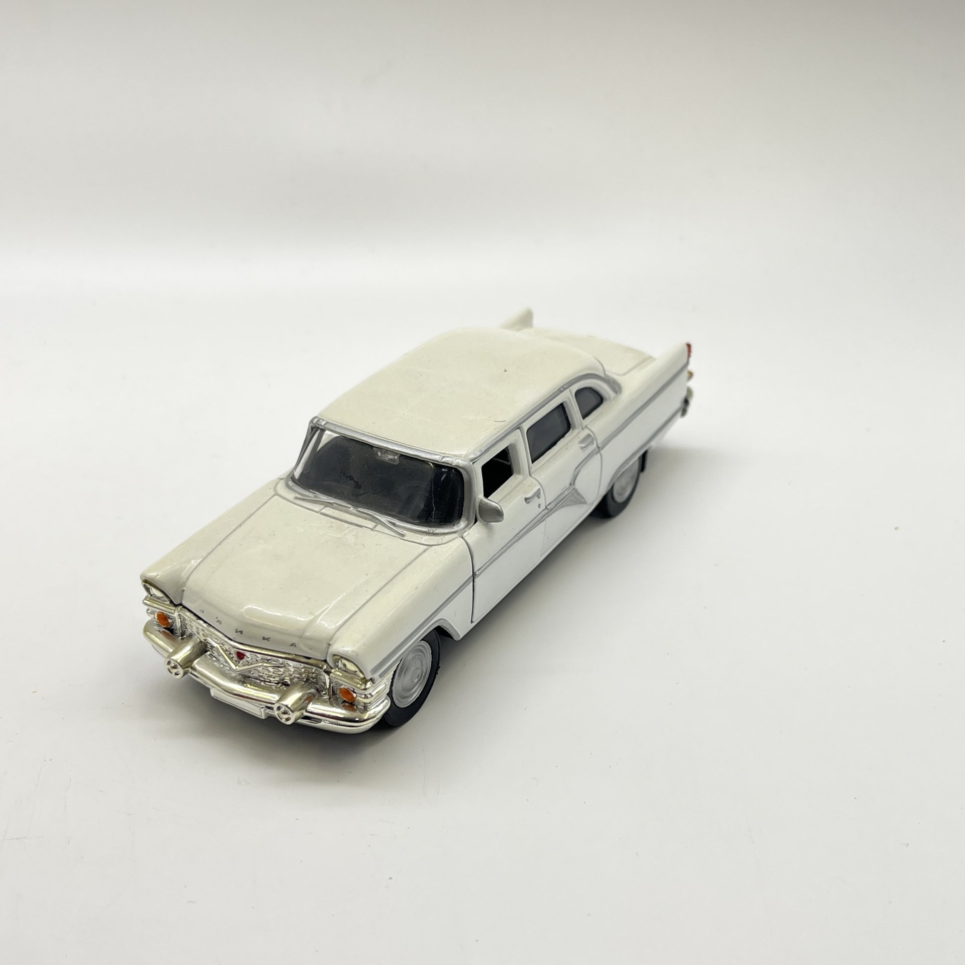 Модель автомобиля ГАЗ-13 "Чайка" Autotime Collection