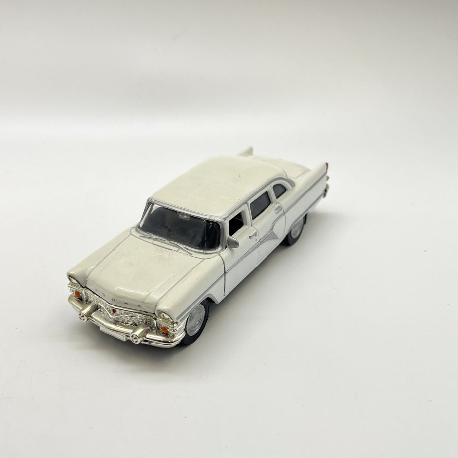 Модель автомобиля ГАЗ-13 "Чайка" Autotime Collection