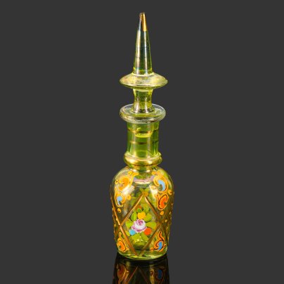 Флакон для духов, украшенный цветочным декором