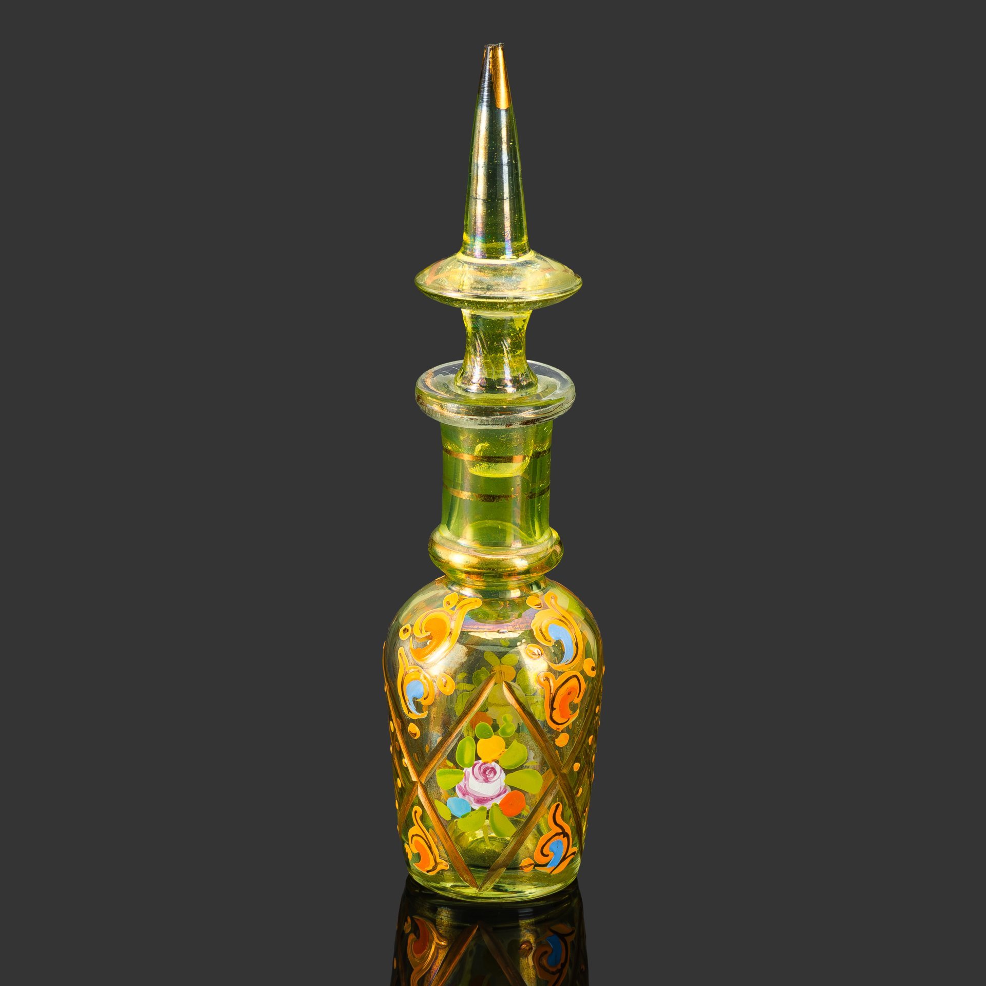 Флакон для духов, украшенный цветочным декором