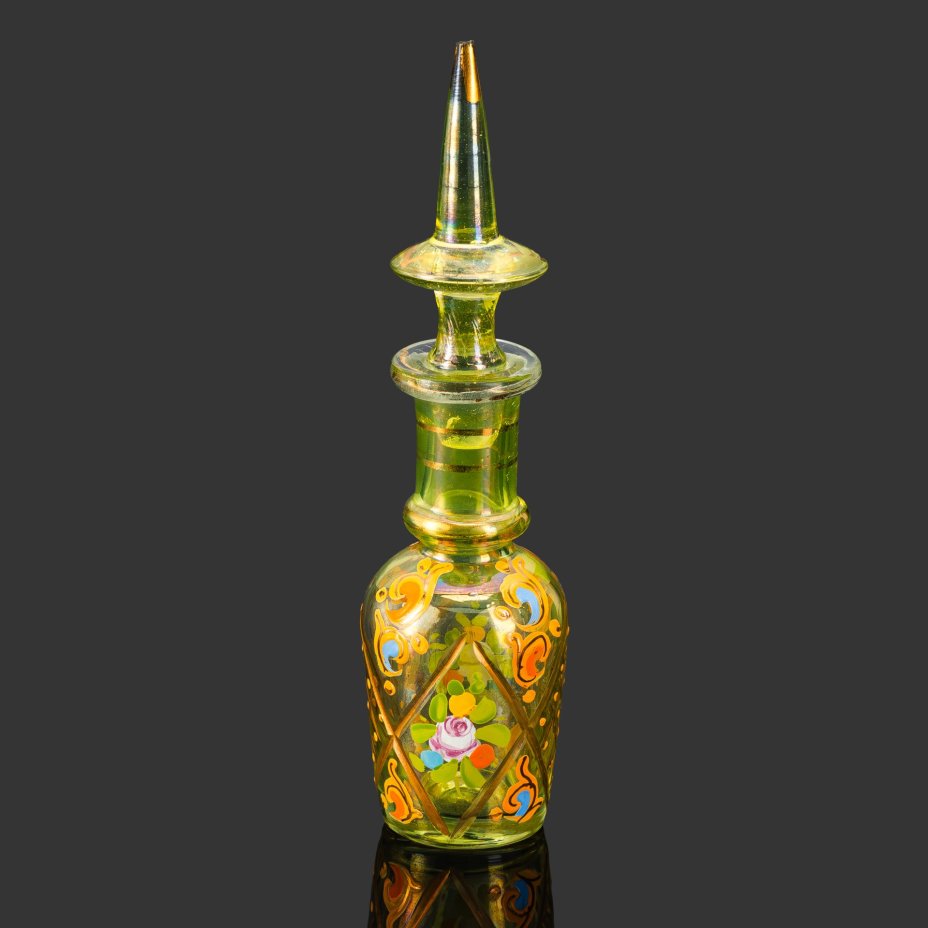 Флакон для духов, украшенный цветочным декором