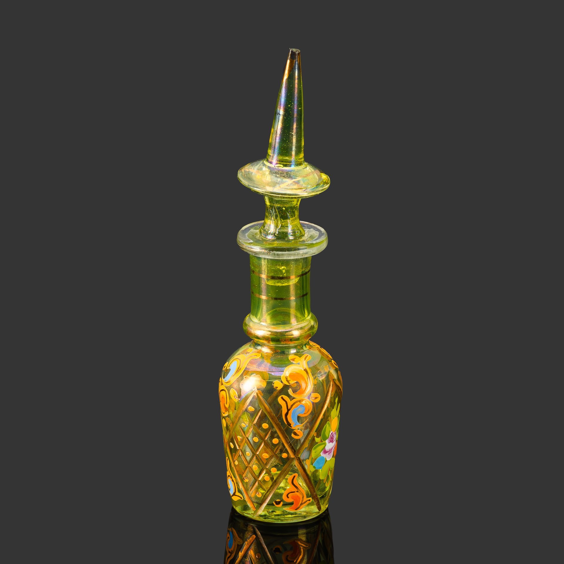 Флакон для духов, украшенный цветочным декором