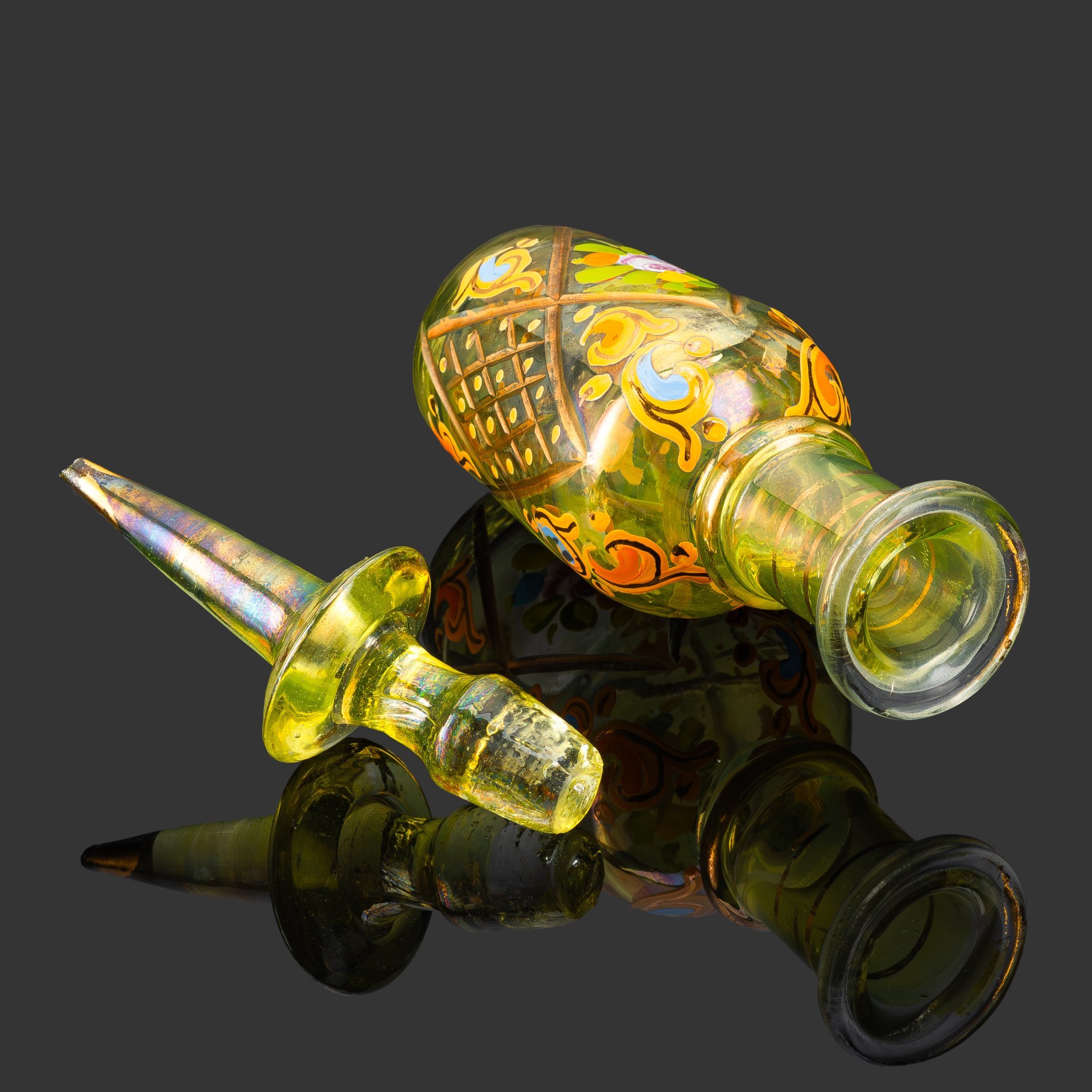 Флакон для духов, украшенный цветочным декором