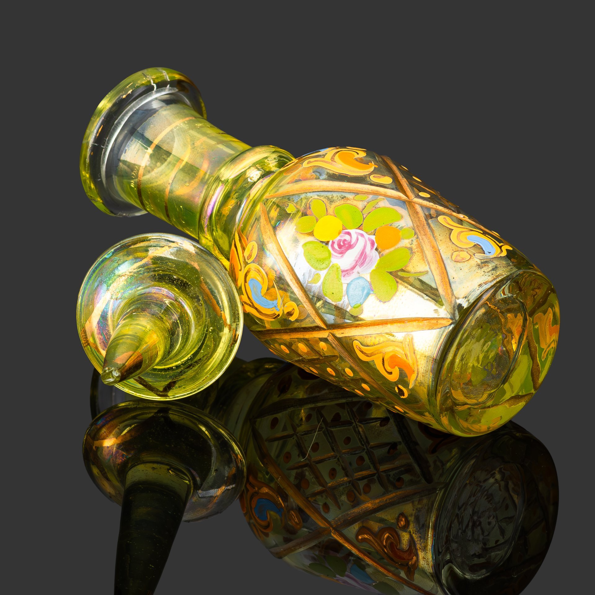 Флакон для духов, украшенный цветочным декором