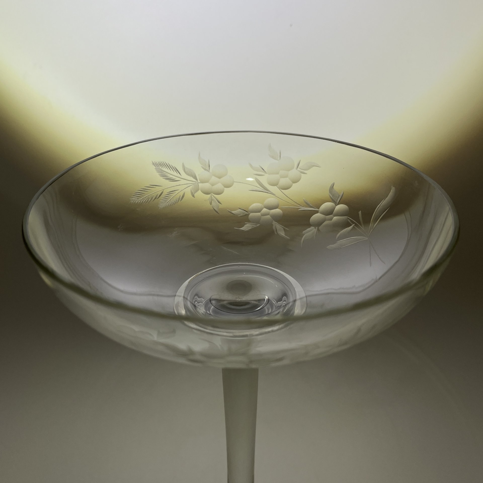 Вазочка (конфетница) на длинной ножке с цветочным декором