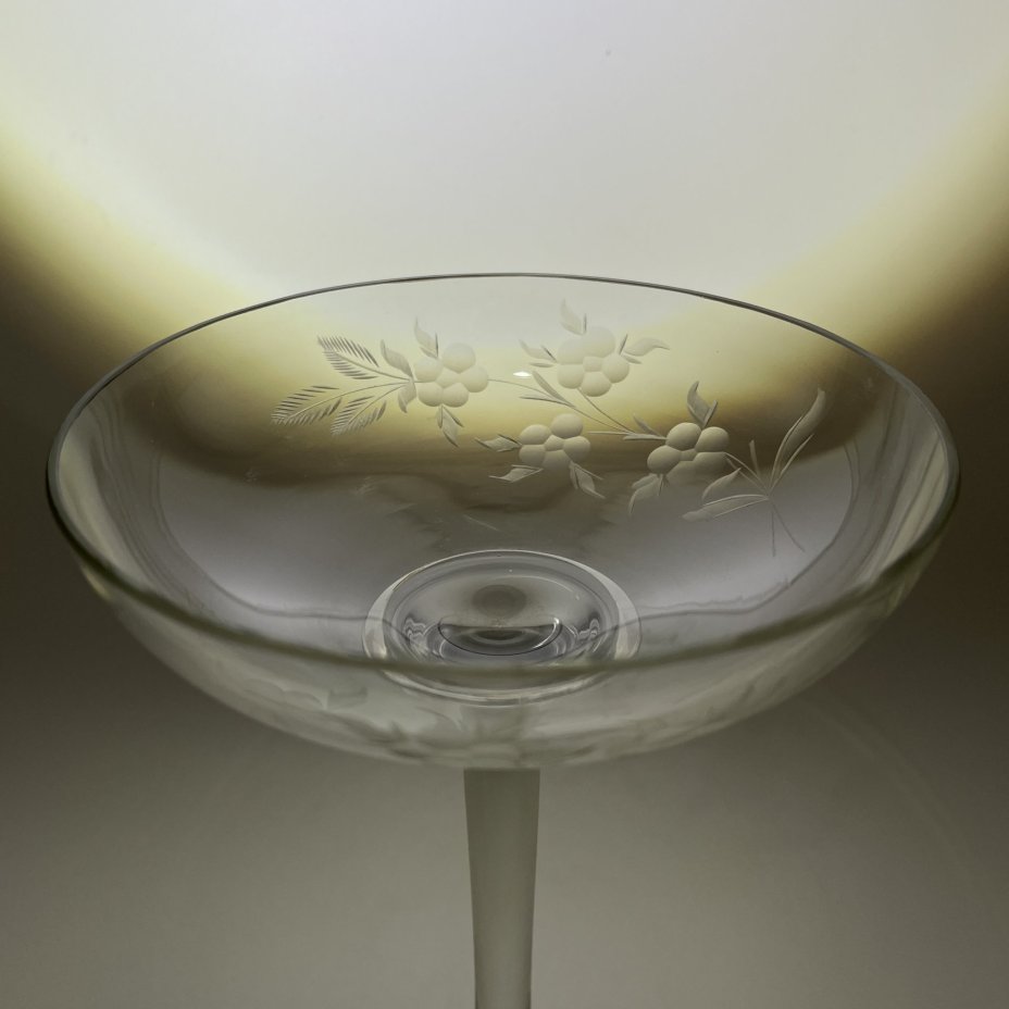 Вазочка (конфетница) на длинной ножке с цветочным декором