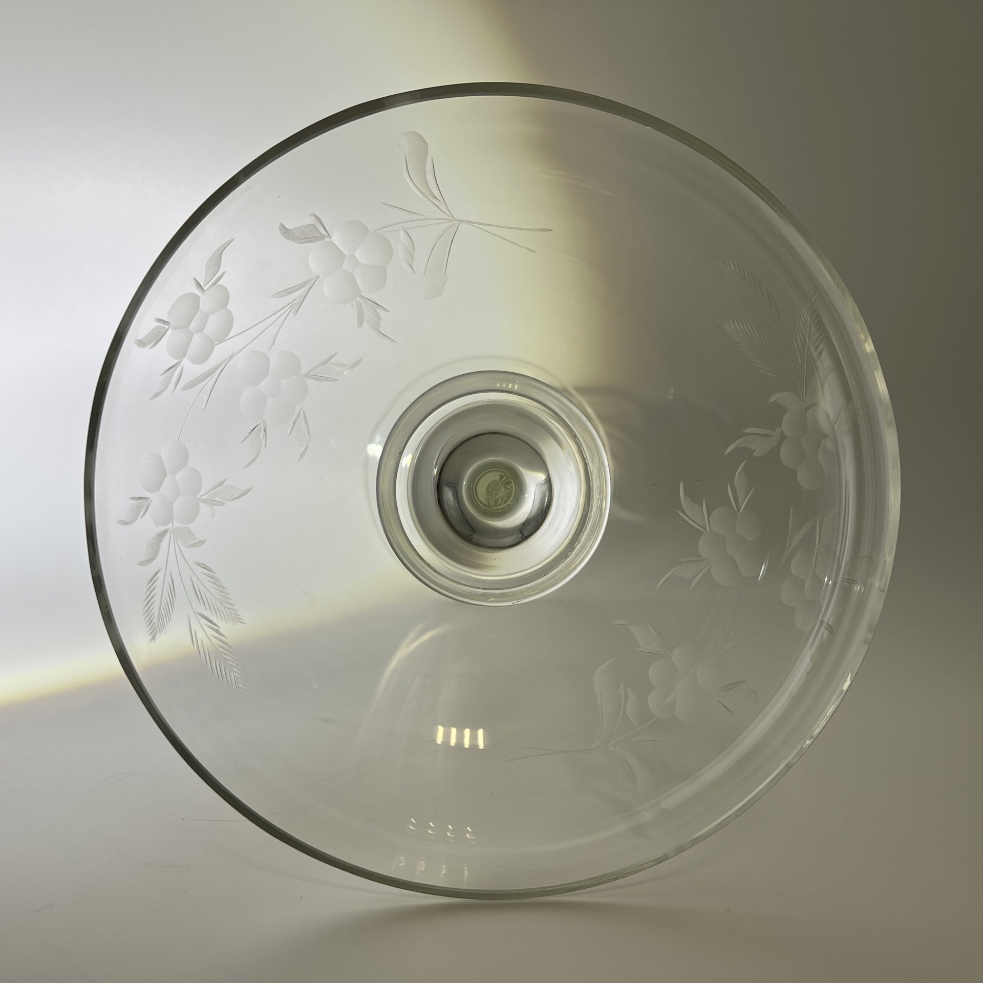 Вазочка (конфетница) на длинной ножке с цветочным декором