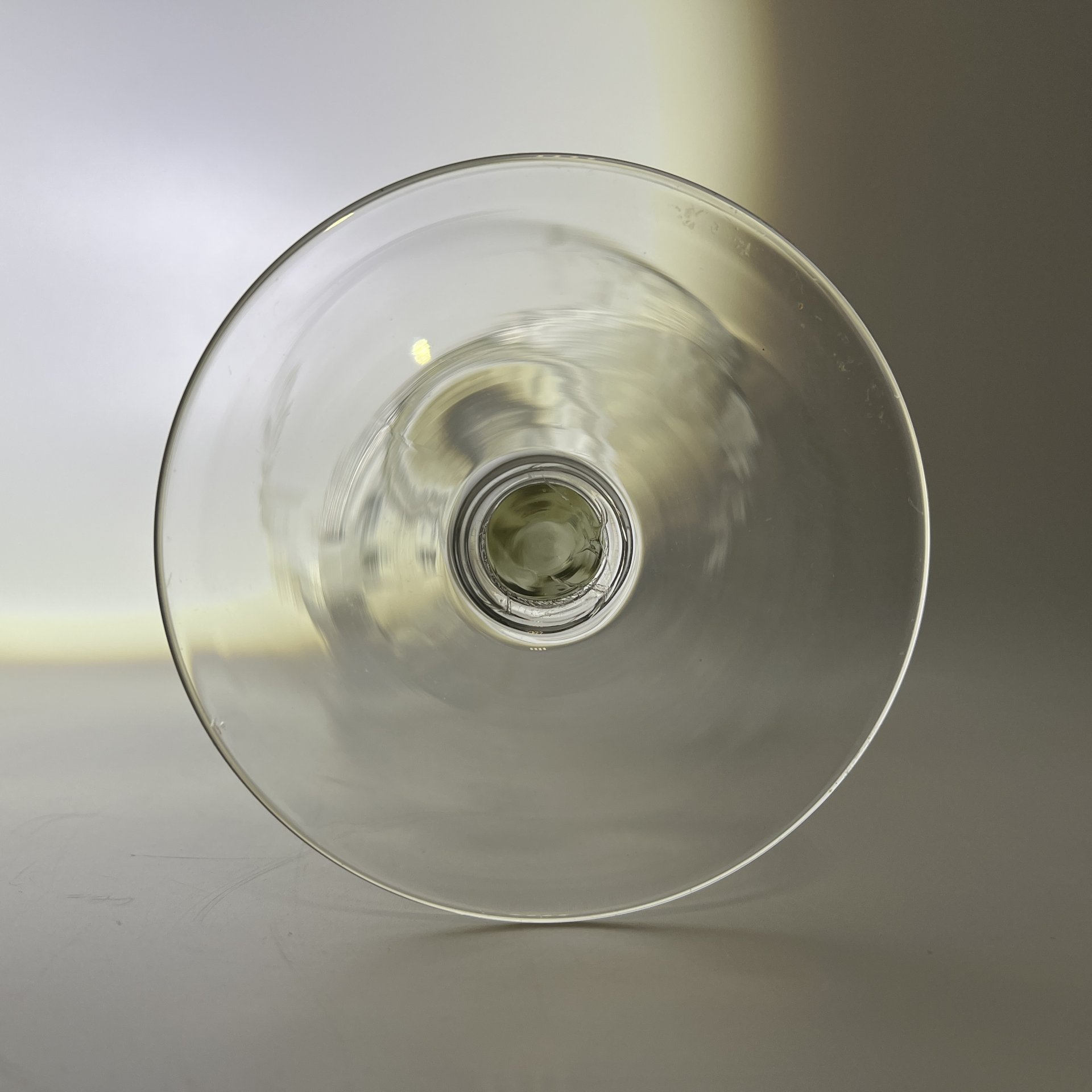 Вазочка (конфетница) на длинной ножке с цветочным декором