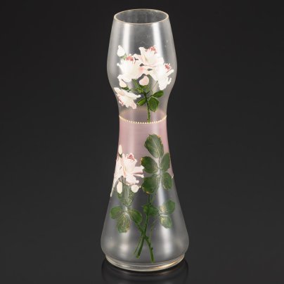 Ваза, украшенная изображением белых роз, стекло, роспись эмалевыми красками, матирование, Европа, 1950-1970 гг.