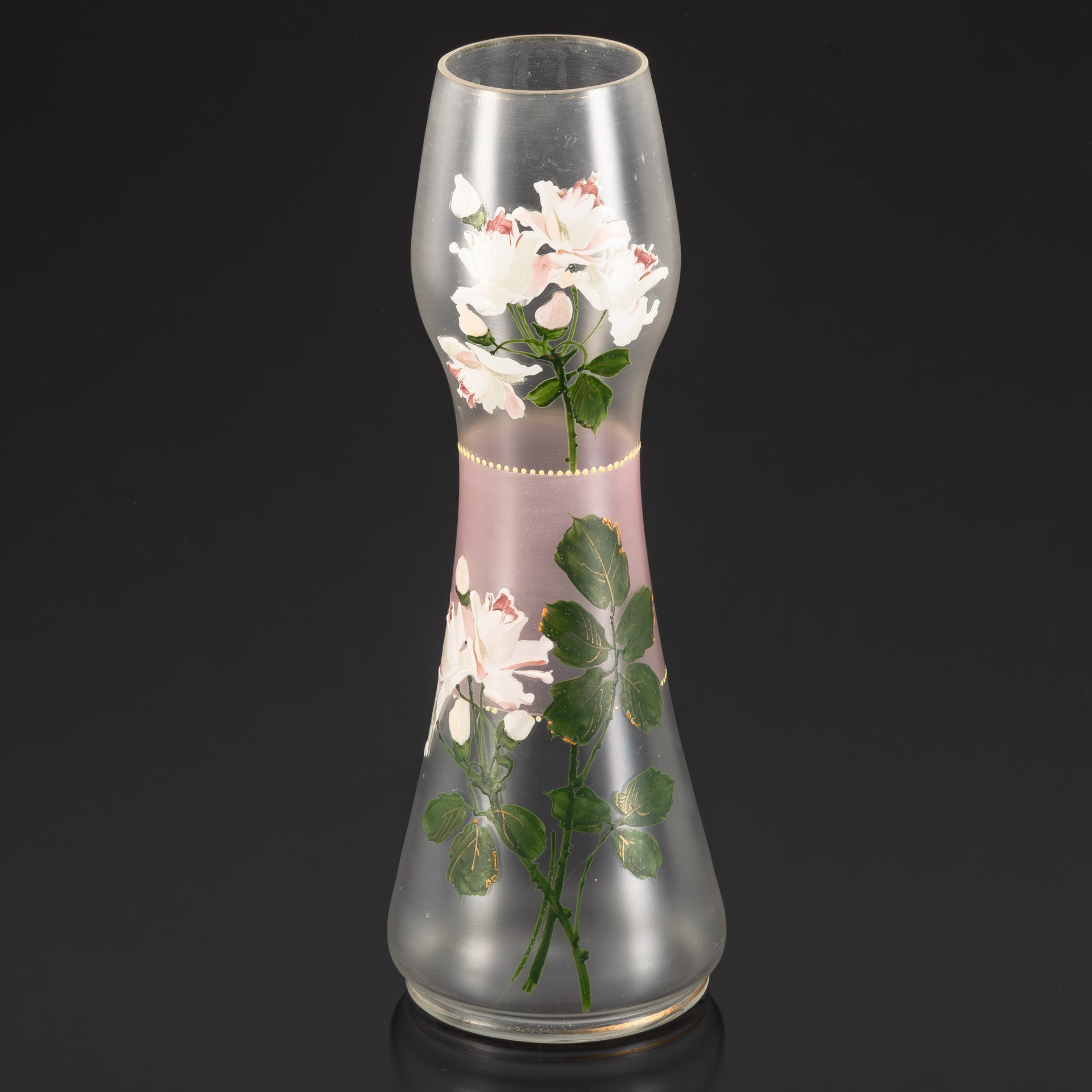 Ваза, украшенная изображением белых роз, стекло, роспись эмалевыми красками, матирование, Европа, 1950-1970 гг.