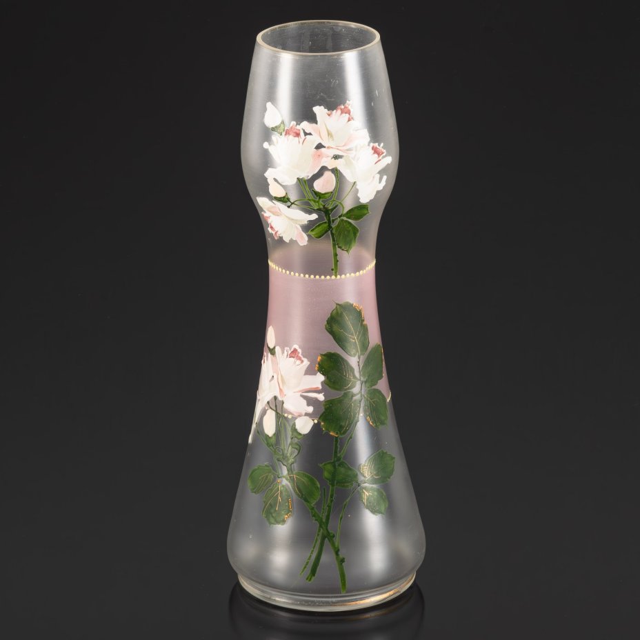 Ваза, украшенная изображением белых роз, стекло, роспись эмалевыми красками, матирование, Европа, 1950-1970 гг.