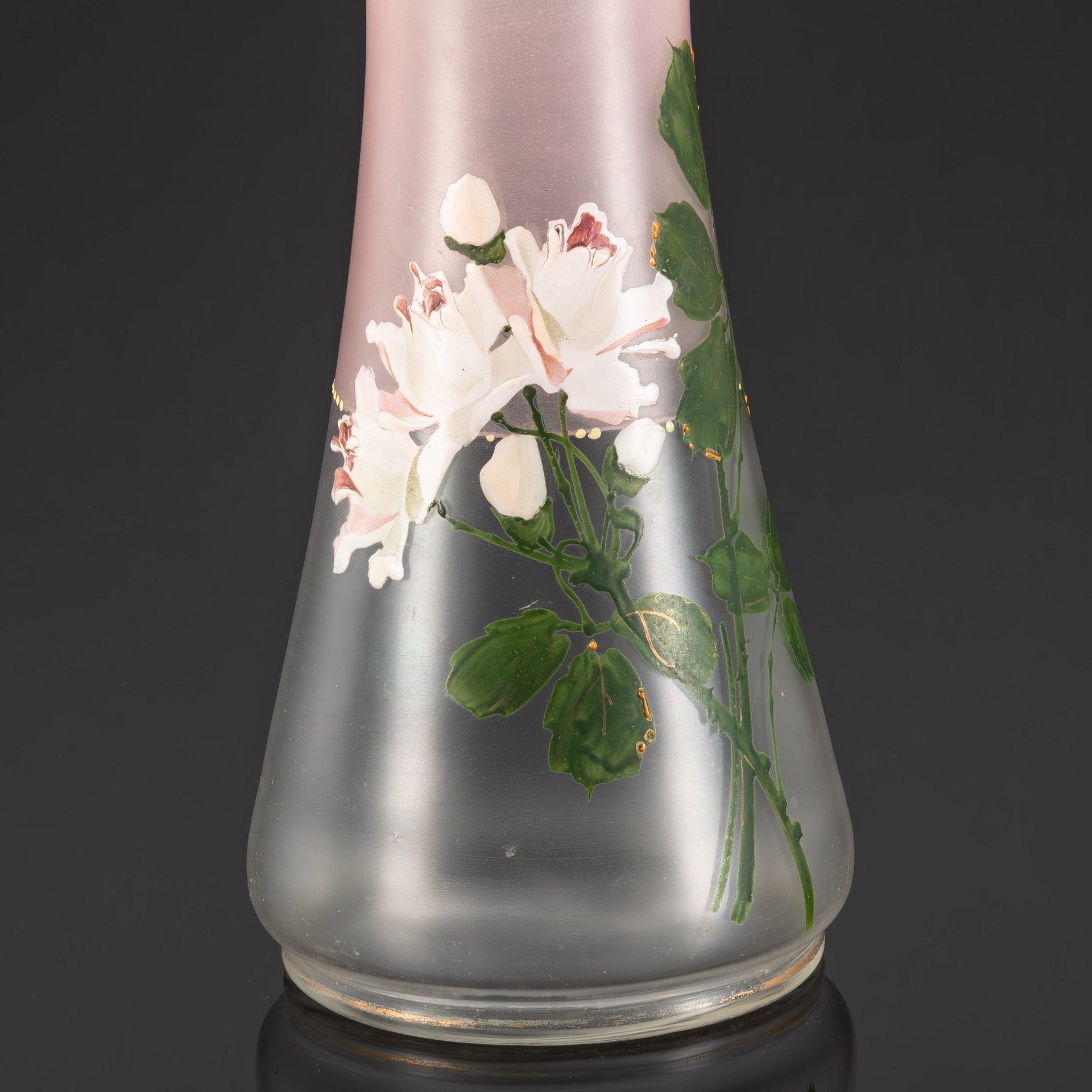 Ваза, украшенная изображением белых роз, стекло, роспись эмалевыми красками, матирование, Европа, 1950-1970 гг.