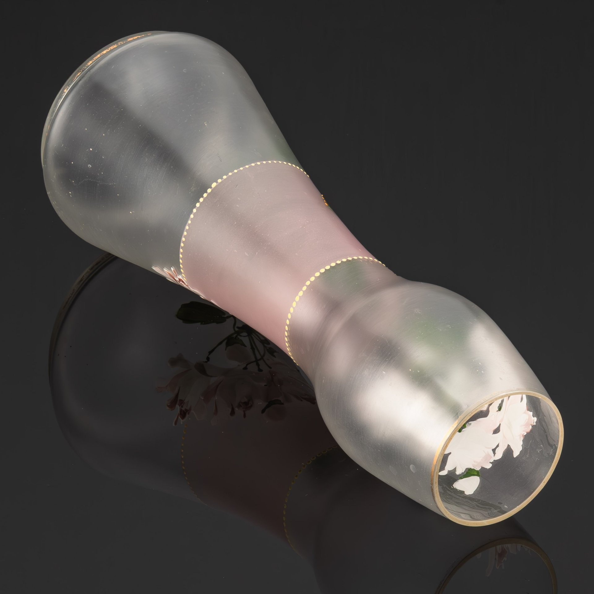 Ваза, украшенная изображением белых роз, стекло, роспись эмалевыми красками, матирование, Европа, 1950-1970 гг.