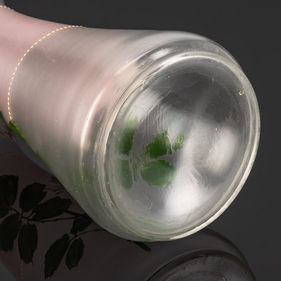 Ваза, украшенная изображением белых роз