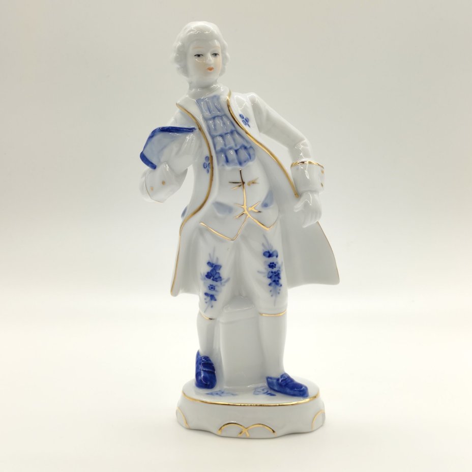 Статуэтка "Галантный кавалер", фарфор, роспись, золочение, Китай, 1980-2000 гг.