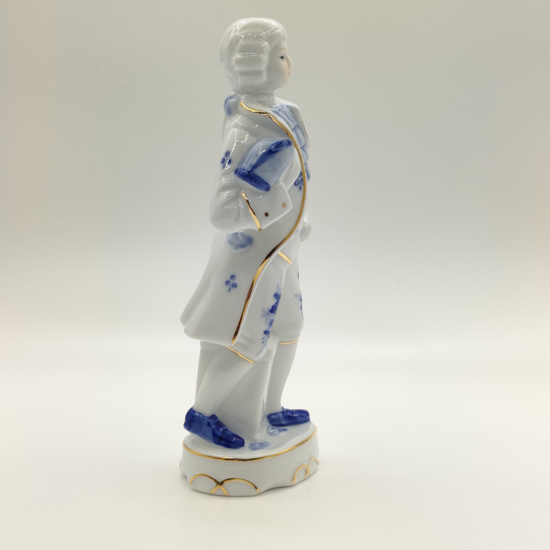 Статуэтка "Галантный кавалер", фарфор, роспись, золочение, Китай, 1980-2000 гг.