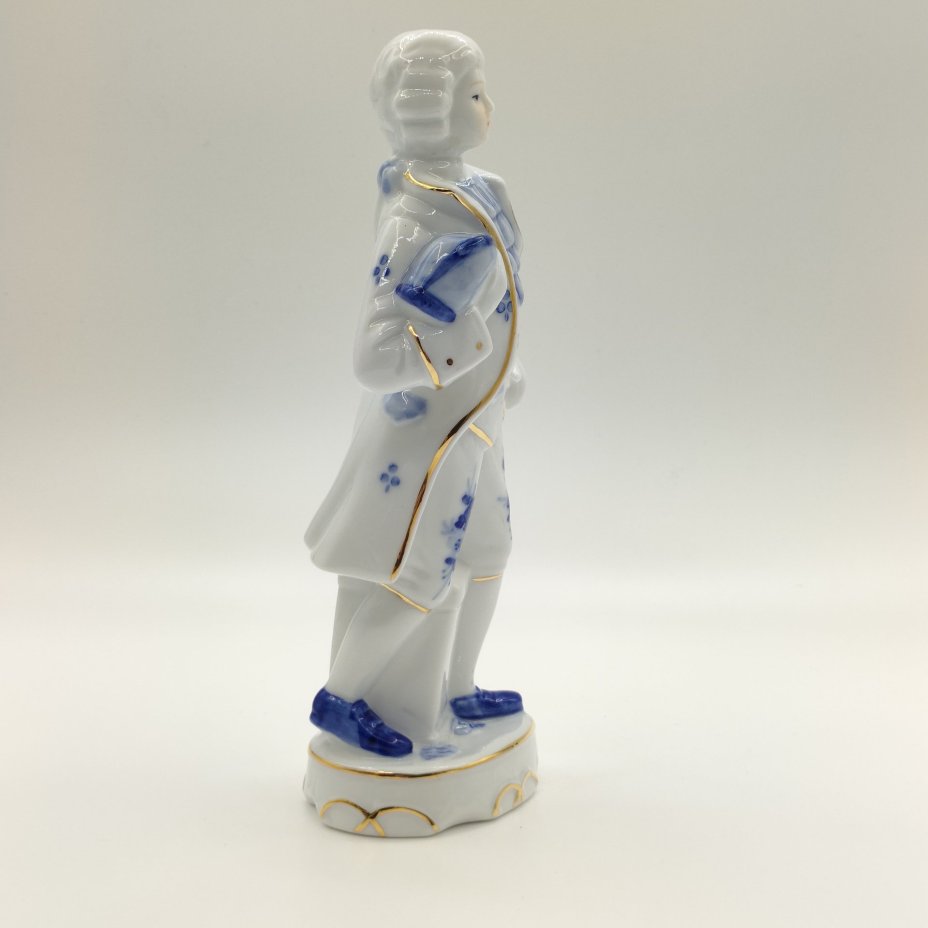 Статуэтка "Галантный кавалер", фарфор, роспись, золочение, Китай, 1980-2000 гг.