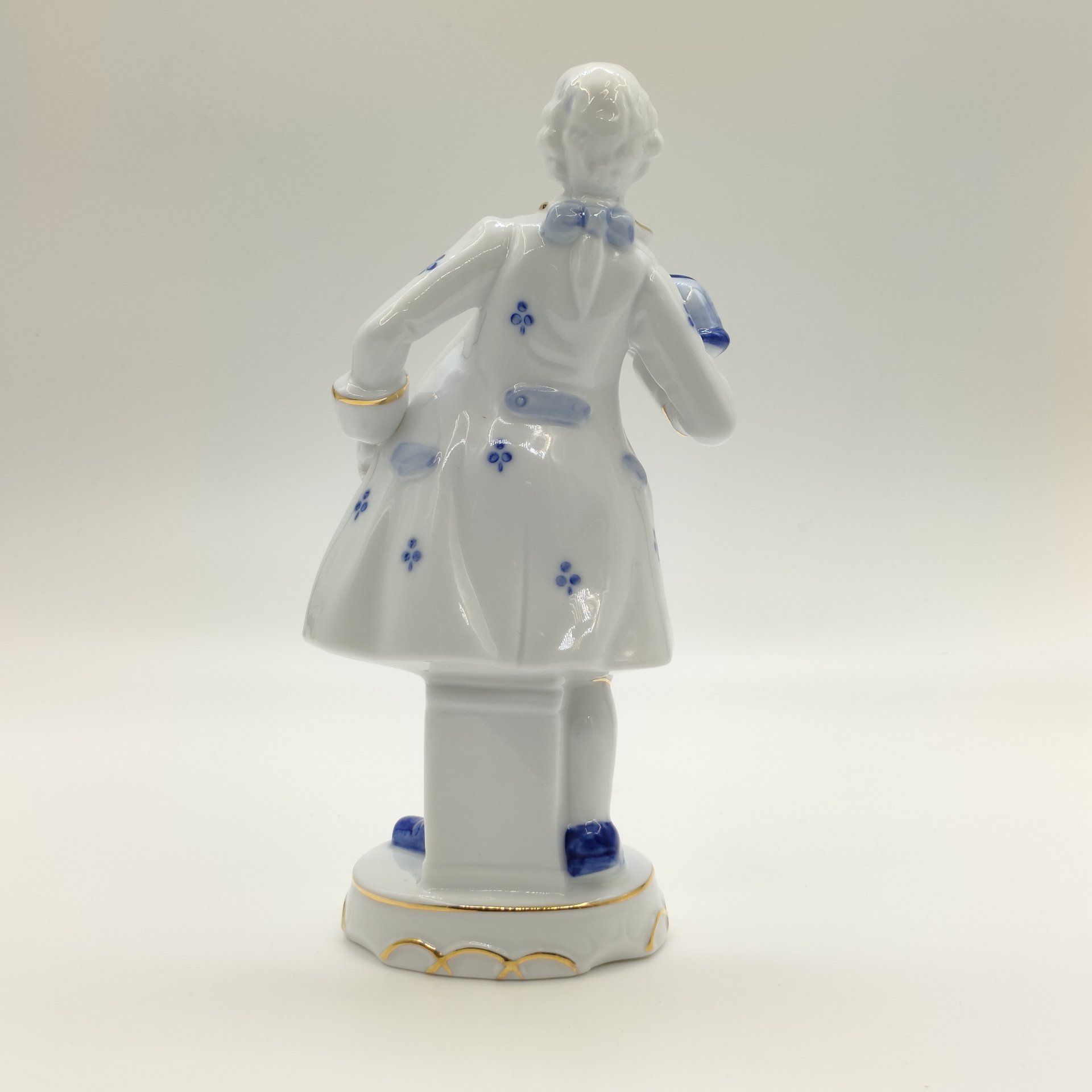 Статуэтка "Галантный кавалер", фарфор, роспись, золочение, Китай, 1980-2000 гг.