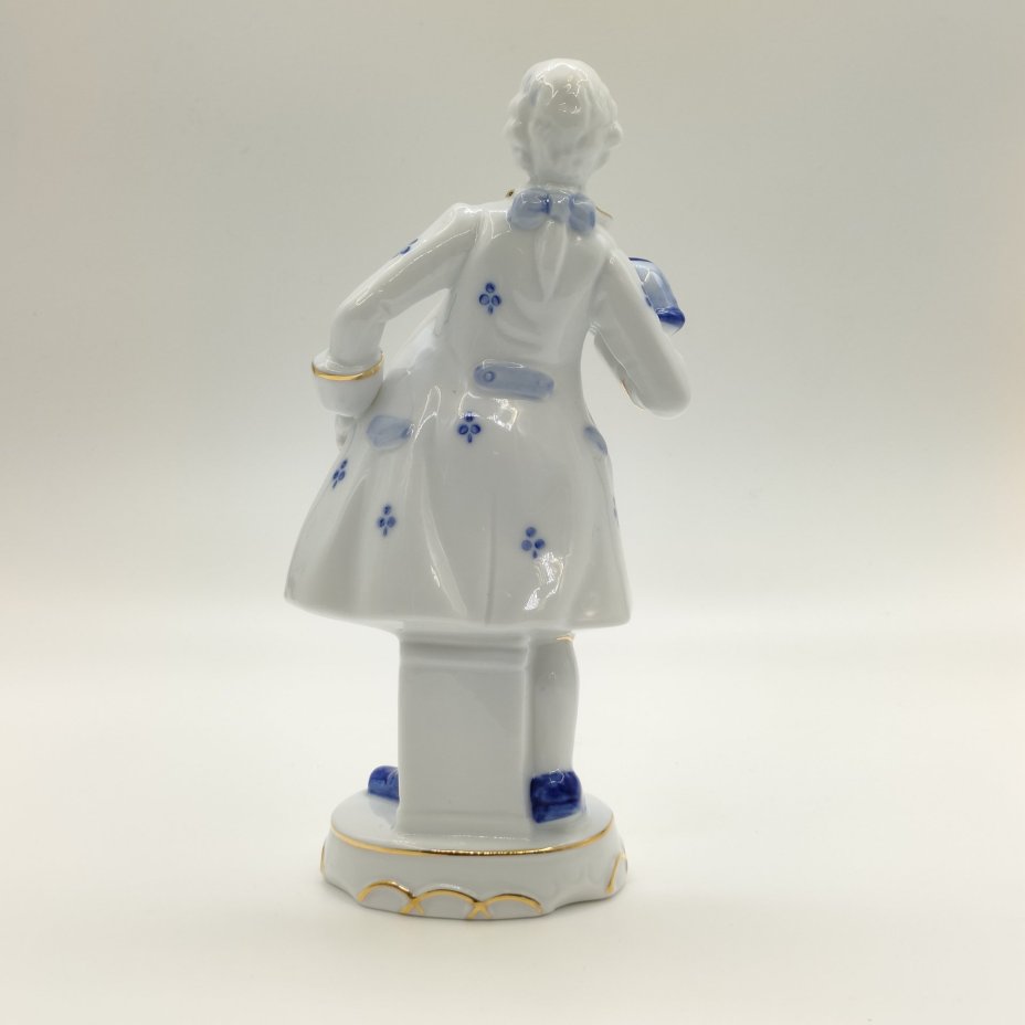 Статуэтка "Галантный кавалер", фарфор, роспись, золочение, Китай, 1980-2000 гг.