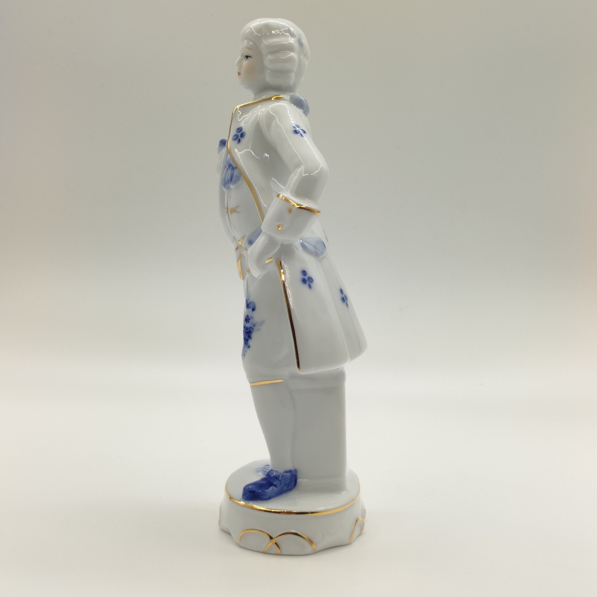 Статуэтка "Галантный кавалер", фарфор, роспись, золочение, Китай, 1980-2000 гг.
