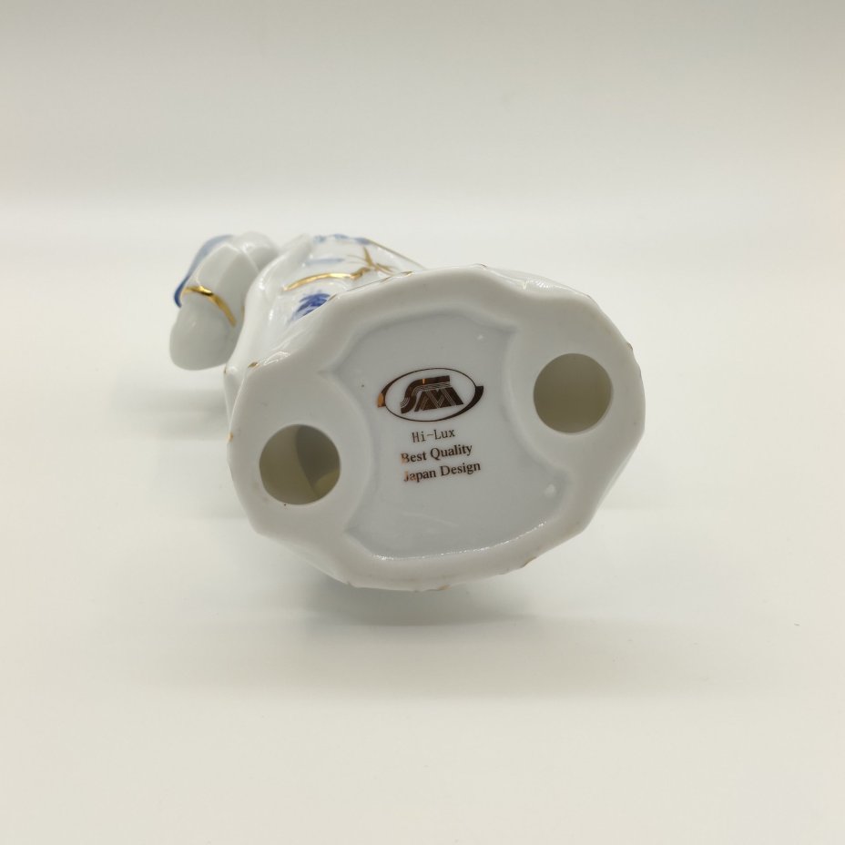 Статуэтка "Галантный кавалер", фарфор, роспись, золочение, Китай, 1980-2000 гг.