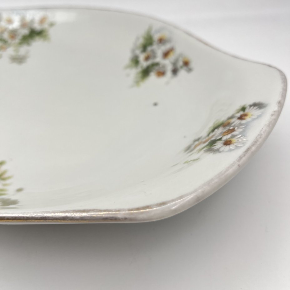 Блюдо с декором в виде ромашек (экспортное клеймо), фарфор, деколь, золочение, Дулевский фарфоровый завод (Дулёво), СССР, 1926-1935 гг.