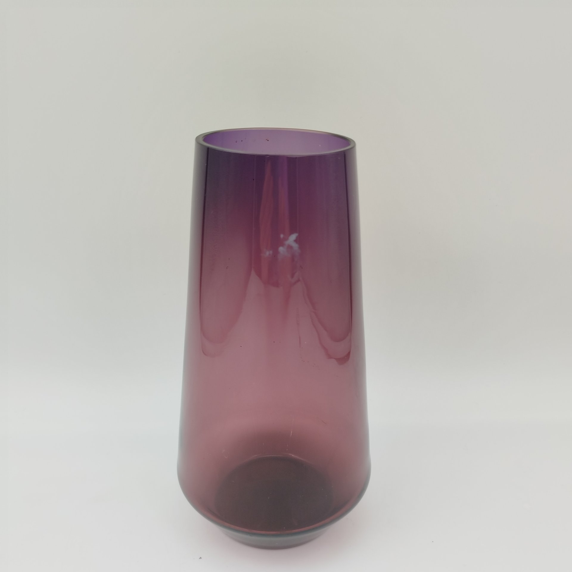 Ваза конусообразной формы марганцевого оттенка