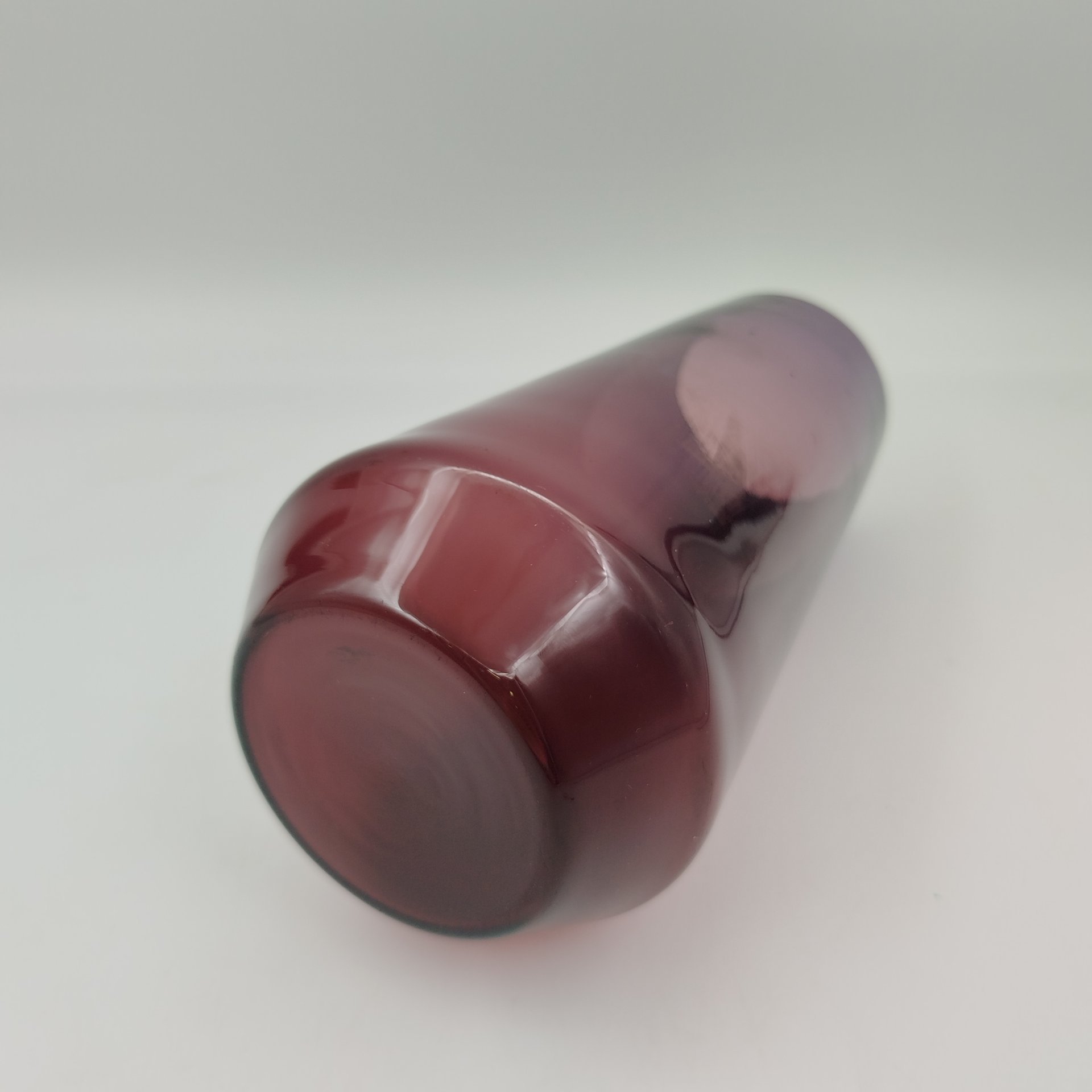 Ваза конусообразной формы марганцевого оттенка