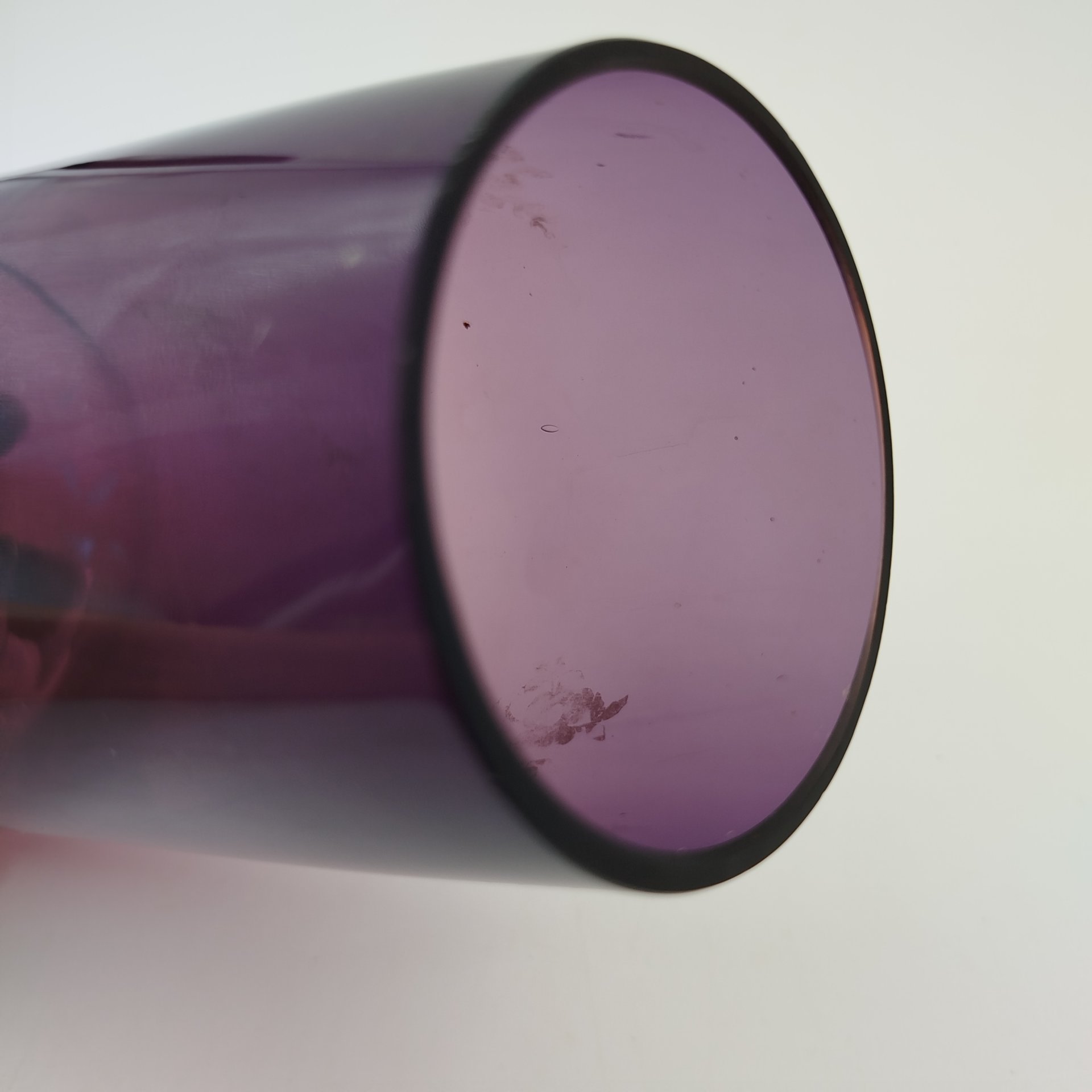 Ваза конусообразной формы марганцевого оттенка