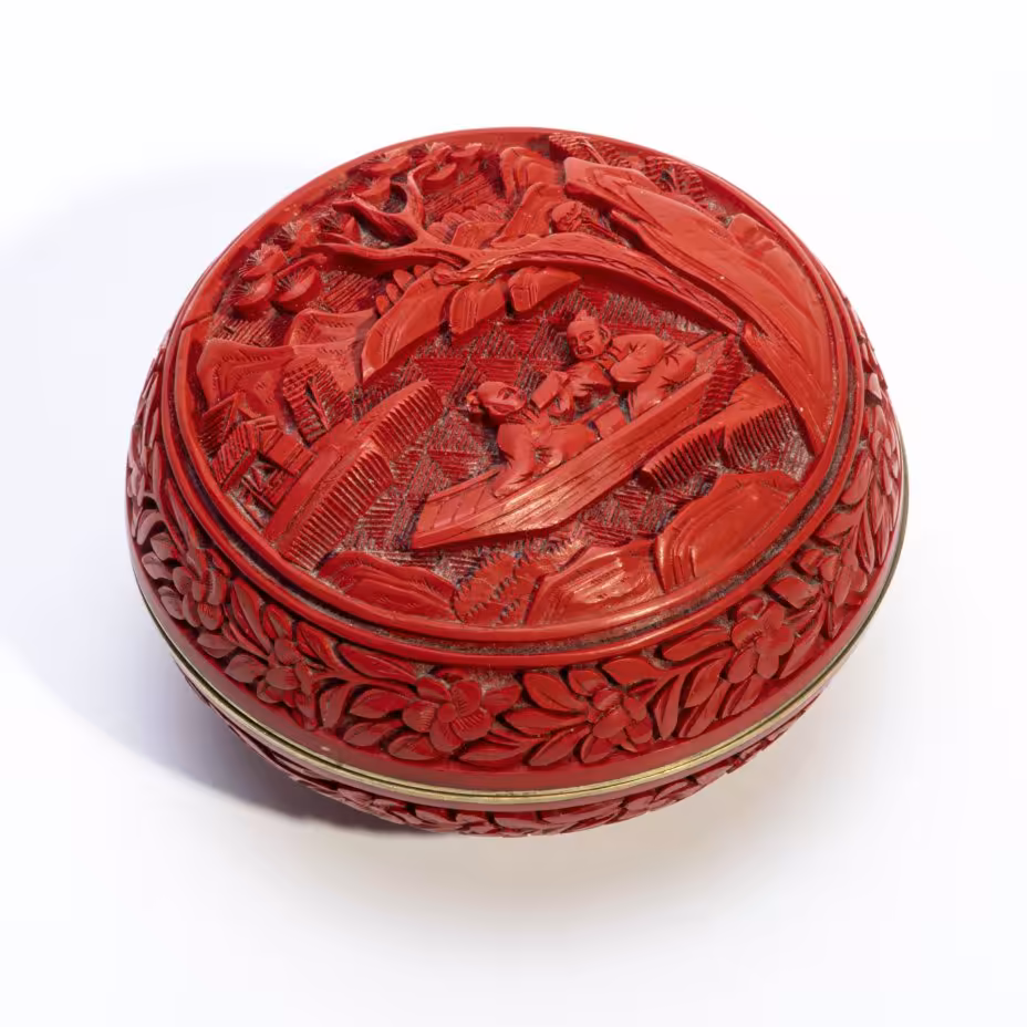 Шкатулка с жанровой сценкой, медь, лак, эмаль, киноварь, резьба по лаку, Китай, 1940-1960 гг.