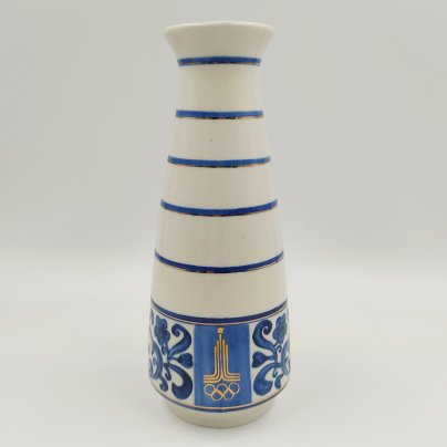 Ваза с растительным декором и олимпийской символикой, фарфор, роспись, золочение, Бронницкий завод фарфоровых изделий «Возрождение», СССР, 1980 г.