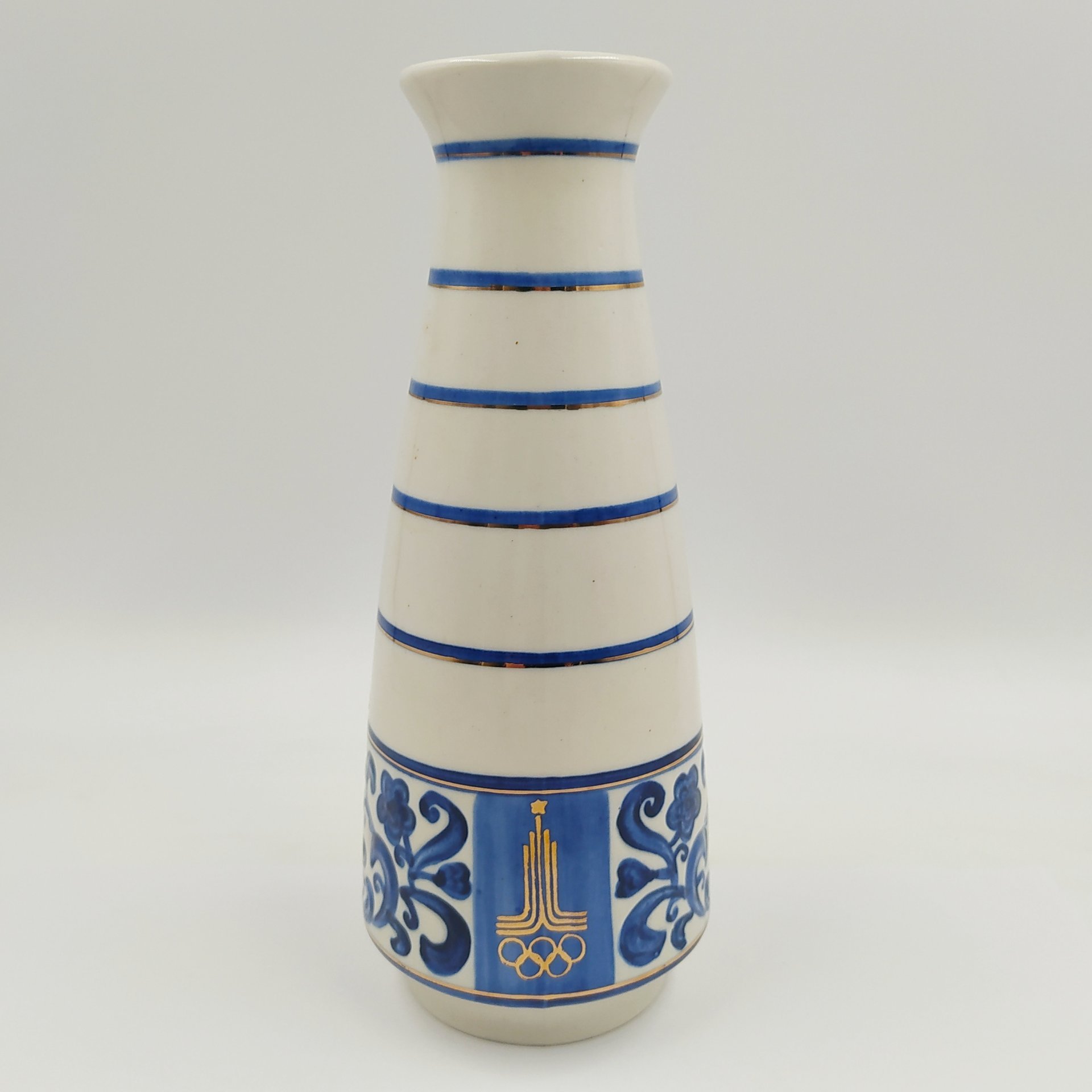 Ваза с растительным декором и олимпийской символикой, фарфор, роспись, золочение, Бронницкий завод фарфоровых изделий «Возрождение», СССР, 1980 г.