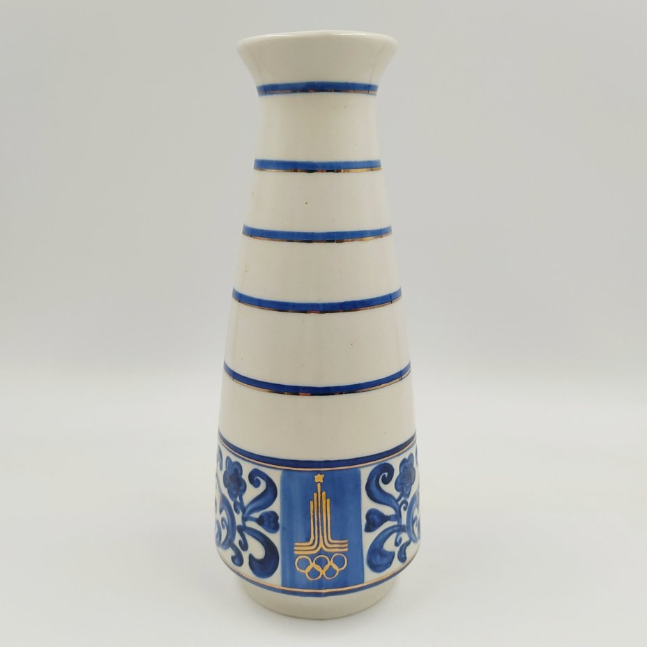 Ваза с растительным декором и олимпийской символикой, фарфор, роспись, золочение, Бронницкий завод фарфоровых изделий «Возрождение», СССР, 1980 г.