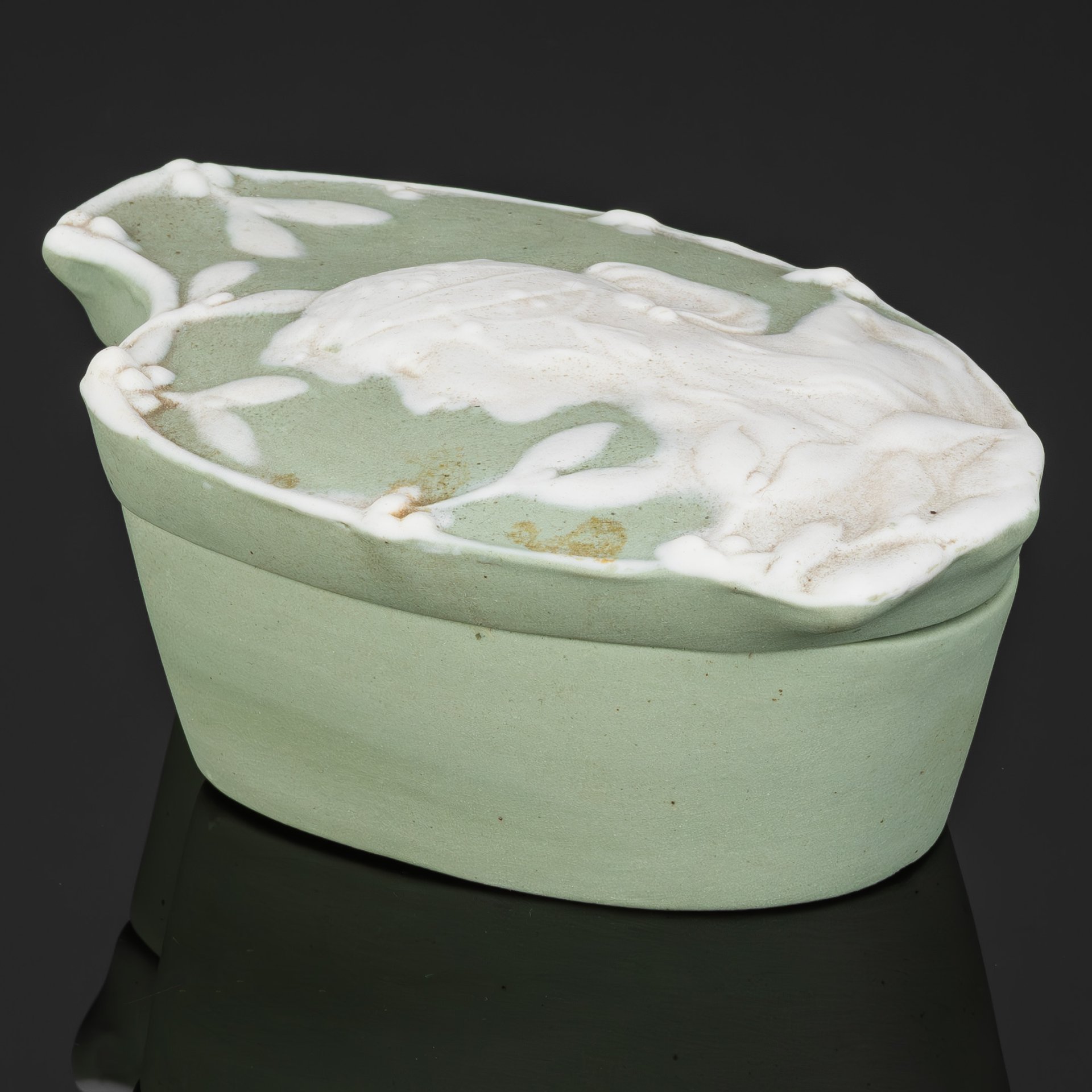 Шкатулка с рельефным женским портретом на крышке, выполненная в стиле модерн, бисквит, крытье, Дмитровский фарфоровый завод (ДФЗ Вербилки), СССР, 1920-1930 гг.