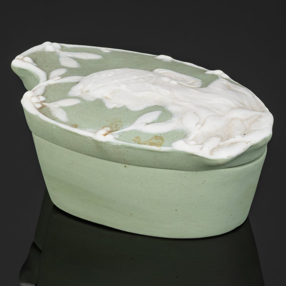 Шкатулка с рельефным женским портретом на крышке, выполненная в стиле модерн, бисквит, крытье, Дмитровский фарфоровый завод (ДФЗ Вербилки), СССР, 1920-1930 гг.