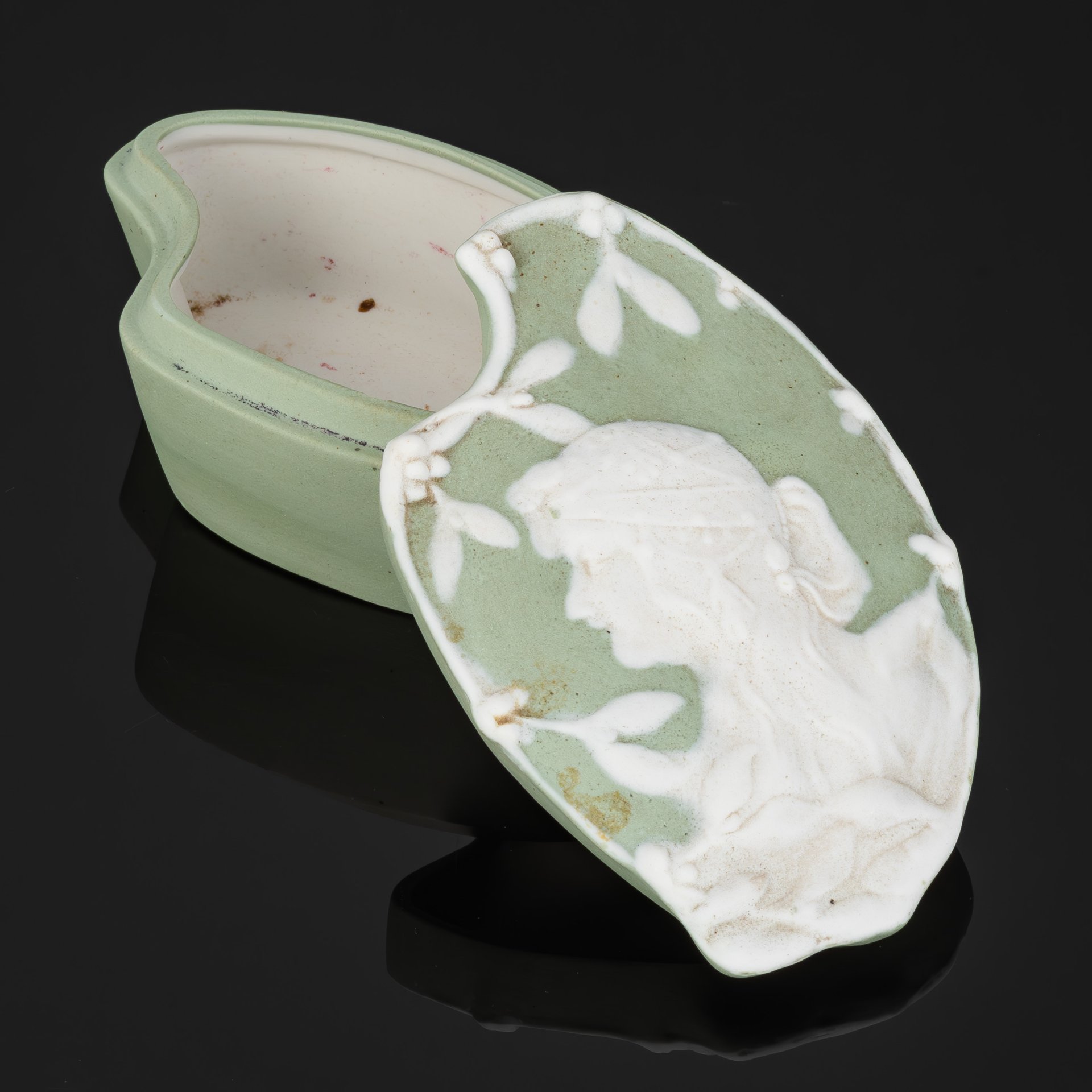 Шкатулка с рельефным женским портретом на крышке, выполненная в стиле модерн, бисквит, крытье, Дмитровский фарфоровый завод (ДФЗ Вербилки), СССР, 1920-1930 гг.